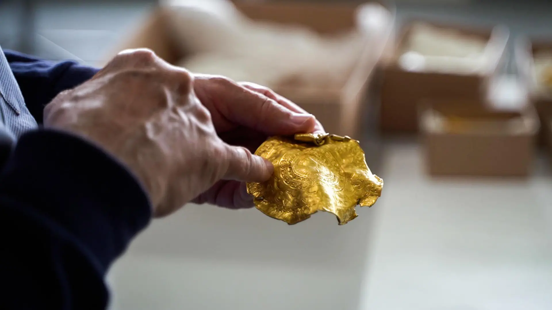 HANDOUT - 27.08.2021, Dänemark, Vejle: Ein Teil des 1500 Jahre alten 22-teiligen Goldschatz, bestehend aus fein dekorierten Medaillons, der vermutlich aus dem 5. Jahrhundert stammt. Auch einige römische Münzen, die zu Schmuck verarbeitet wurden, sind darunter. Der Schatz soll vom 3. Februar 2022 an in Vejle ausgestellt werden. (zu dpa «Traumfund»: 1500 Jahre alter Goldschatz in Dänemark entdeckt") Foto: Museumsverbund der Stadt Vejle/dpa - ACHTUNG: Nur zur redaktionellen Verwendung im Zusammenhang mit der aktuellen Berichterstattung und nur mit vollständiger Nennung des vorstehenden Credits +++ dpa-Bildfunk +++