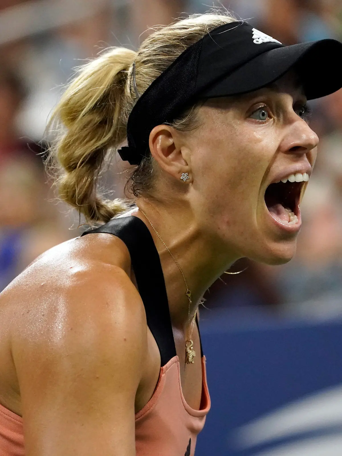 05.09.2021, USA, New York: Tennis: Grand Slam/WTA-Tour/ATP-Tour - US Open, Einzel, Damen, 4. Runde, Kerber (Deutschland) - Fernandez (Kanada). Angelique Kerber reagiert nach einem verlorenen Punkt. Foto: John Minchillo/AP/dpa +++ dpa-Bildfunk +++