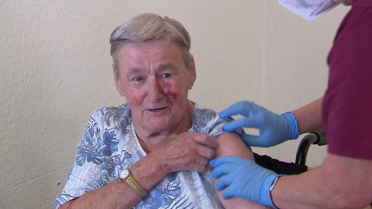 Die 86-jährige Rentnerin Alice Oesselmann wird zum dritten Mal gegen Corona geimpft.