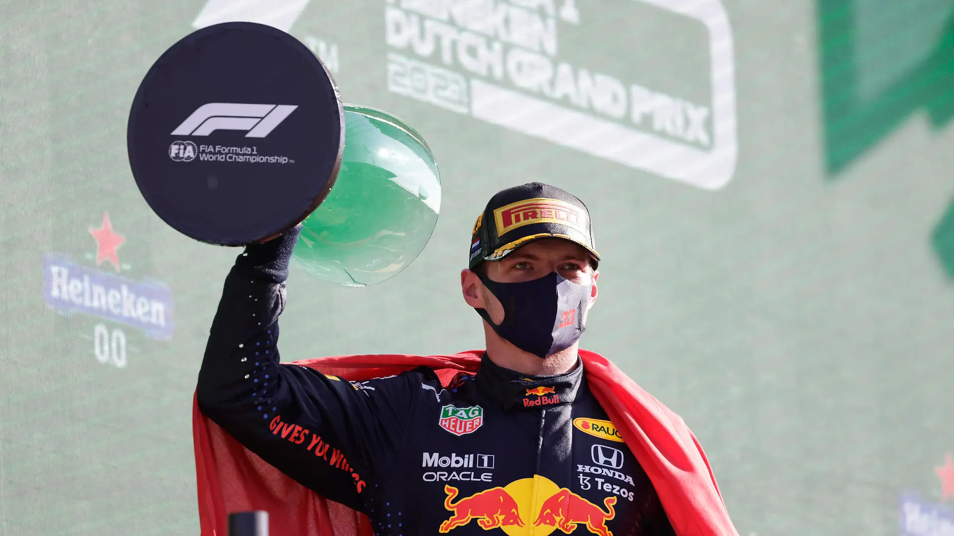 Formula 1 2021: Dutch GP CIRCUIT ZANDVOORT, NETHERLANDS - SEPTEMBER 05: Max Verstappen, Red Bull Racing, 1st position, lifts his trophy during the Dutch GP at Circuit Zandvoort on Sunday September 05, 2021 in North Holland, Netherlands. Photo by Glenn Dunbar / LAT Images Images PUBLICATIONxINxGERxSUIxAUTxHUNxONLY GP2113_135337_J5A9786_1