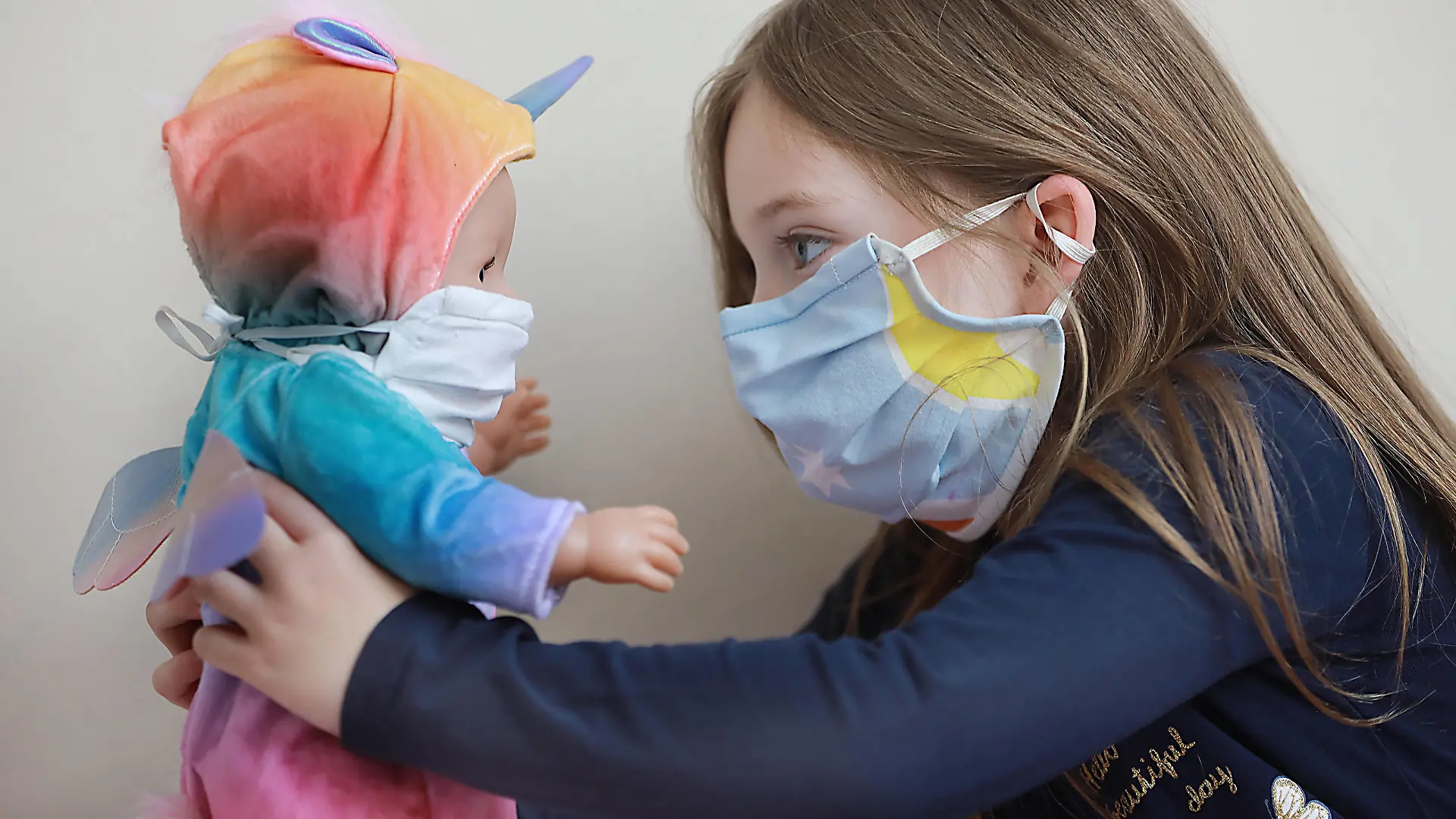 16.04.2020 Halle Saale Halle Saale Halle Saale CORONA Pandemie covid19 covid 19 Corona Virus Coronavirus Sachsen Anhalt Psychologie Trauma Kinderschutz Kinderpsychologie symbolfoto Kind mit Puppe beide tragen Mundschutz model released copyright Der Fotograf übernimmt keine Haftung bei eventueller Verletzung von Rechten Dritter, Persönlichkeitsrechte sind zu wahren. Es gelten die Geschäftsbedingungen des Fotografen. Inhaltsverändernde Manipulation des Fotos nur nach ausdrücklicher Genehmigung des Fotografen. Verwendung nur mit Copyrightvermerk. *** 16 04 2020 Halle Saale Halle Saale Halle Saale Halle Saale CORONA Pandemic covid19 covid 19 Corona Virus Coronavirus Sachsen Anhalt Psychology trauma chil