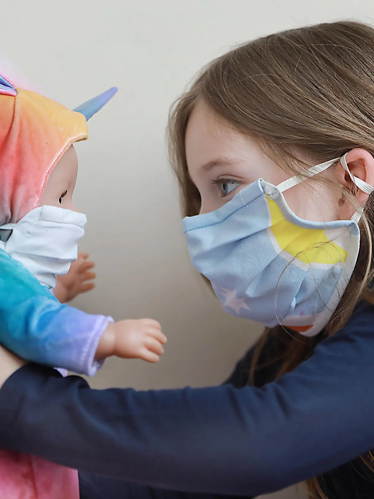  16.04.2020 Halle Saale Halle Saale Halle Saale CORONA Pandemie covid19 covid 19 Corona Virus Coronavirus Sachsen Anhalt Psychologie Trauma Kinderschutz Kinderpsychologie symbolfoto Kind mit Puppe beide tragen Mundschutz model released copyright   Der Fotograf übernimmt keine Haftung bei eventueller Verletzung von Rechten Dritter, Persönlichkeitsrechte sind zu wahren. Es gelten die Geschäftsbedingungen des Fotografen. Inhaltsverändernde Manipulation des Fotos nur nach ausdrücklicher Genehmigung des Fotografen. Verwendung nur mit Copyrightvermerk. *** 16 04 2020 Halle Saale Halle Saale Halle Saale Halle Saale CORONA Pandemic covid19 covid 19 Corona Virus Coronavirus Sachsen Anhalt Psychology trauma chil