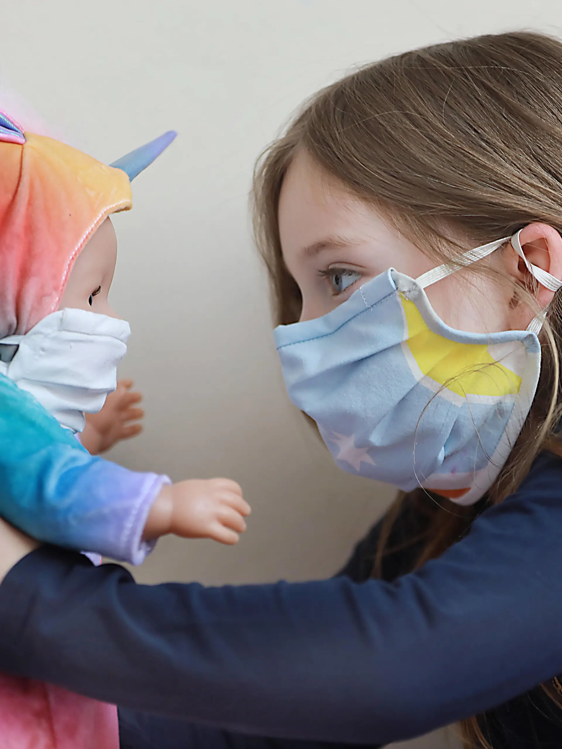  16.04.2020 Halle Saale Halle Saale Halle Saale CORONA Pandemie covid19 covid 19 Corona Virus Coronavirus Sachsen Anhalt Psychologie Trauma Kinderschutz Kinderpsychologie symbolfoto Kind mit Puppe beide tragen Mundschutz model released copyright   Der Fotograf übernimmt keine Haftung bei eventueller Verletzung von Rechten Dritter, Persönlichkeitsrechte sind zu wahren. Es gelten die Geschäftsbedingungen des Fotografen. Inhaltsverändernde Manipulation des Fotos nur nach ausdrücklicher Genehmigung des Fotografen. Verwendung nur mit Copyrightvermerk. *** 16 04 2020 Halle Saale Halle Saale Halle Saale Halle Saale CORONA Pandemic covid19 covid 19 Corona Virus Coronavirus Sachsen Anhalt Psychology trauma chil