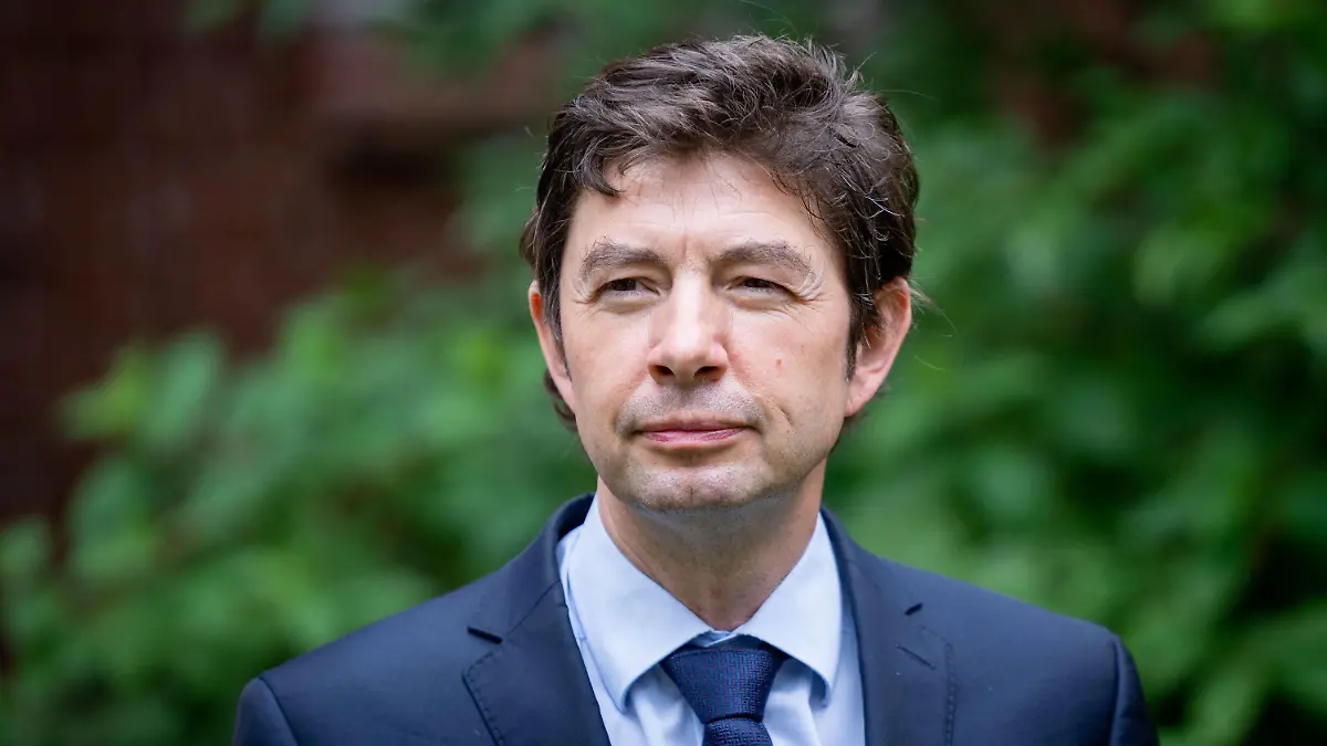 ARCHIV - 22.06.2021, Berlin: Christian Drosten, Direktor des Instituts für Virologie an der Charité, gibt ein Pressestatement ab.    (zu dpa "Drosten: Flächendeckende Auffrischungsimpfungen nicht notwendig") Foto: Kay Nietfeld/dpa +++ dpa-Bildfunk +++