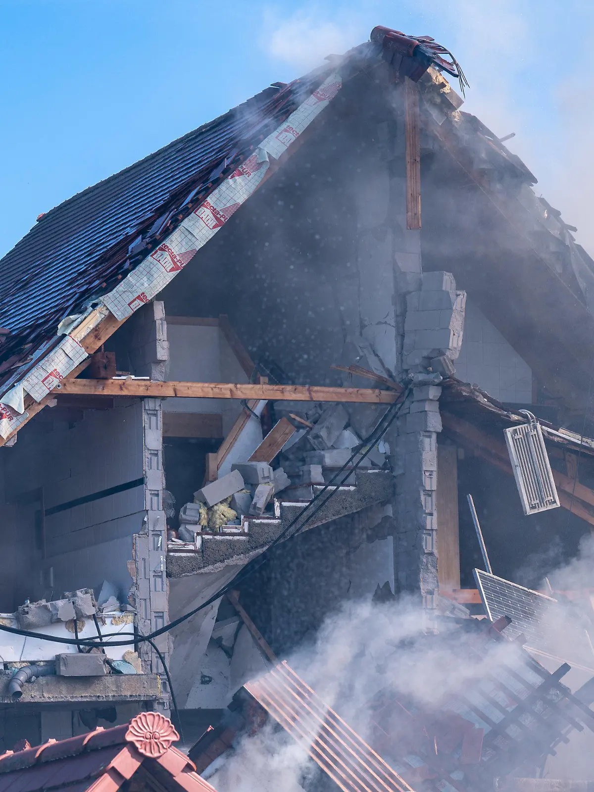 02.09.2021, Bayern, Rohrbach: Ein Blich auf ein eingestürztes Haus , in dem es zuvor nach Angaben der Polizei eine Explosion gegeben hatte. Foto: Armin Weigel/dpa +++ dpa-Bildfunk +++