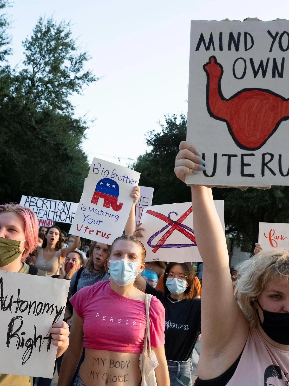 September 1, 2021, Austin, TX, United States: University of Texas women rally at the Texas Capitol to protest Governor Greg Abbott s signing of the nation s strictest abortion law that makes it a crime to abort a fetus after six weeks, or when a heartbeat is detected. Abbott signed the law Wednesday, Sept. 1st, 2021. Austin United States - ZUMAd150 20210901_znp_d150_015 Copyright: xBobxDaemmrichx 
