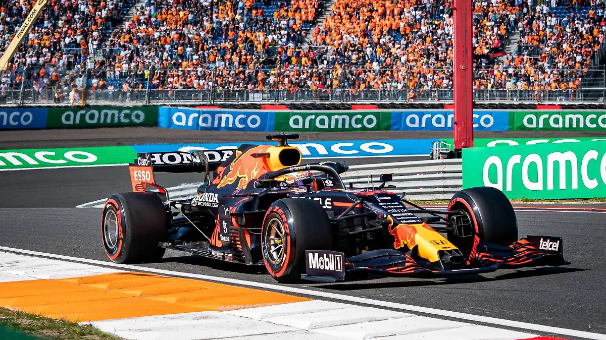  Zandvoort - 03-09-2021, CM.com Circuit Zandvoort, Formula 1 Dutch Grand Prix at the CM.com Circuit Zandvoort , Friday , Red Bull driver Max Verstappen with the orange fans in the background Formula 1 Dutch Grand Prix - Friday PUBLICATIONxNOTxINxNED x13269493x Copyright: