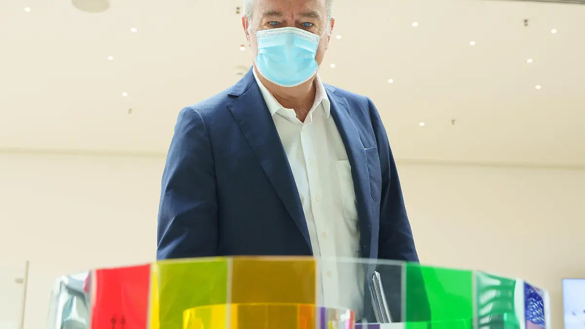 04.09.2021, Hessen, Hanau: Der Hanauer Oberbürgermeister Claus Kaminsky steht hinter einem Entwurf des Künstlers Stephan Quappe Steffen aus Trier mit dem Titel "9" bei einer öffentlichen Präsentation fünf Entwürfen für ein Mahnmal, das künftig an die neun Opfer des rassistischen Anschlags in Hanau erinnern soll. Ein 43-jähriger Deutscher hatte am 19. Februar 2020 in Hanau neun Menschen aus rassistischen Motiven erschossen. Foto: Frank Rumpenhorst/dpa - ACHTUNG: Nur zur redaktionellen Verwendung und nur mit vollständiger Nennung des vorstehenden Credits +++ dpa-Bildfunk +++