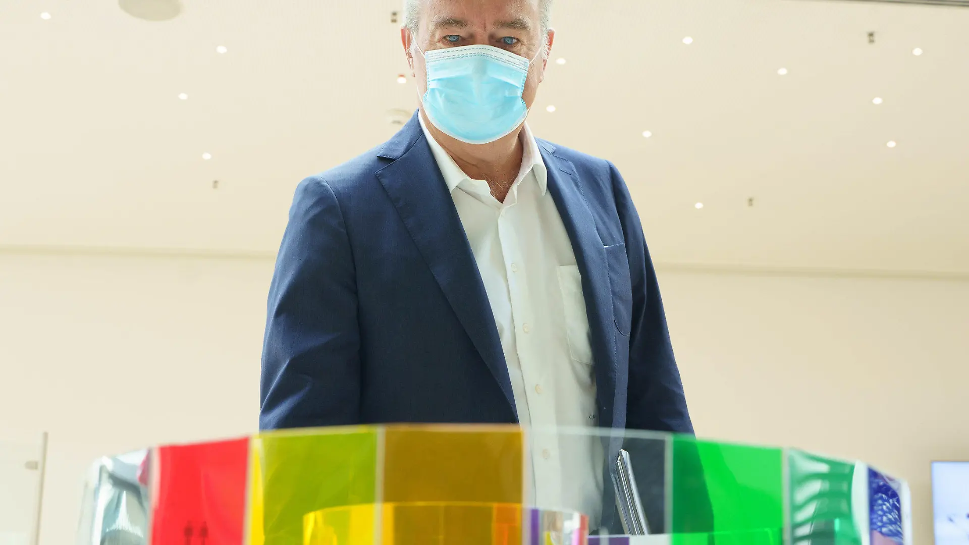 04.09.2021, Hessen, Hanau: Der Hanauer Oberbürgermeister Claus Kaminsky steht hinter einem Entwurf des Künstlers Stephan Quappe Steffen aus Trier mit dem Titel "9" bei einer öffentlichen Präsentation fünf Entwürfen für ein Mahnmal, das künftig an die neun Opfer des rassistischen Anschlags in Hanau erinnern soll. Ein 43-jähriger Deutscher hatte am 19. Februar 2020 in Hanau neun Menschen aus rassistischen Motiven erschossen. Foto: Frank Rumpenhorst/dpa - ACHTUNG: Nur zur redaktionellen Verwendung und nur mit vollständiger Nennung des vorstehenden Credits +++ dpa-Bildfunk +++
