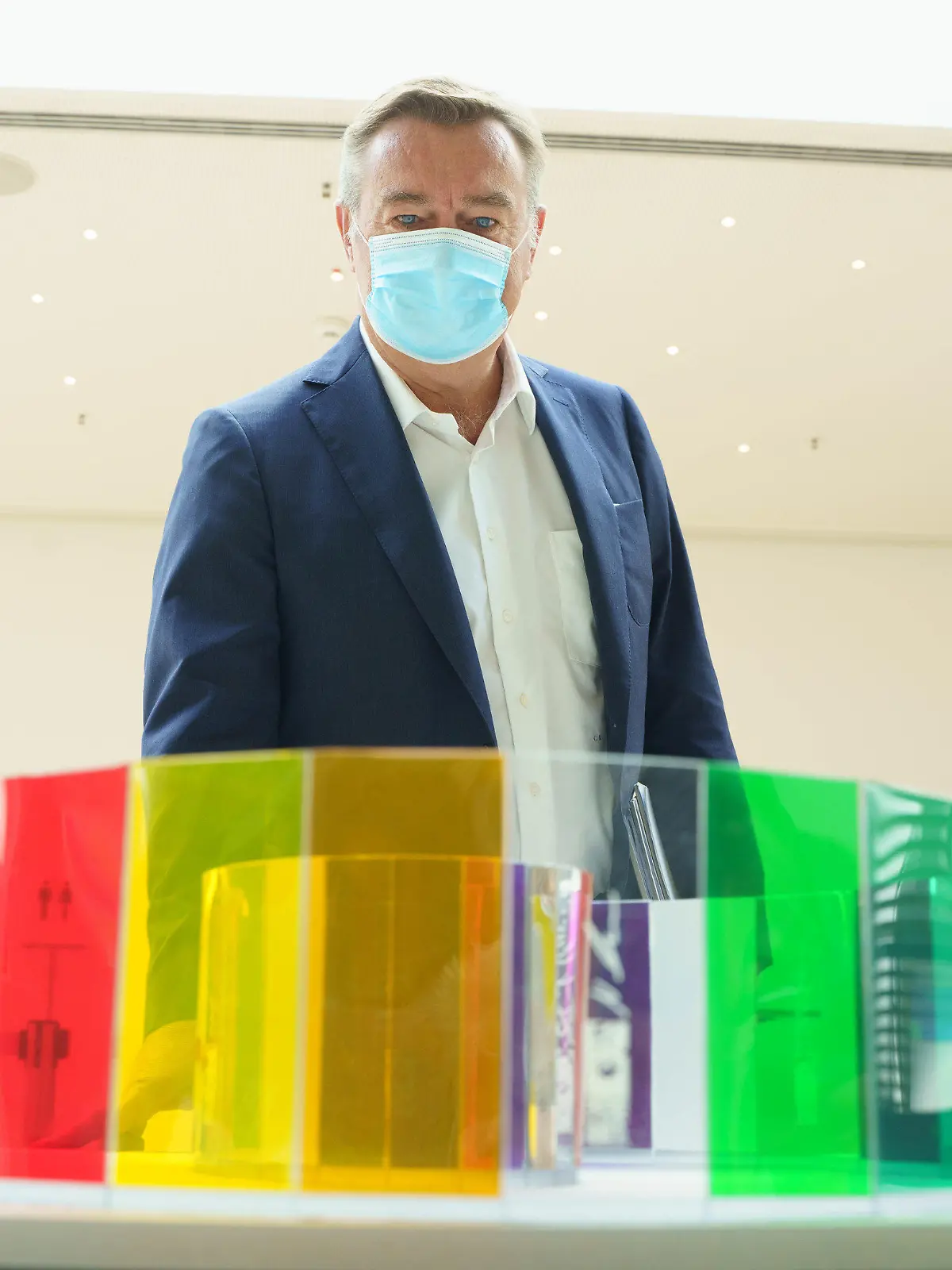 04.09.2021, Hessen, Hanau: Der Hanauer Oberbürgermeister Claus Kaminsky steht hinter einem Entwurf des Künstlers Stephan Quappe Steffen aus Trier mit dem Titel "9" bei einer öffentlichen Präsentation fünf Entwürfen für ein Mahnmal, das künftig an die neun Opfer des rassistischen Anschlags in Hanau erinnern soll. Ein 43-jähriger Deutscher hatte am 19. Februar 2020 in Hanau neun Menschen aus rassistischen Motiven erschossen. Foto: Frank Rumpenhorst/dpa - ACHTUNG: Nur zur redaktionellen Verwendung und nur mit vollständiger Nennung des vorstehenden Credits +++ dpa-Bildfunk +++
