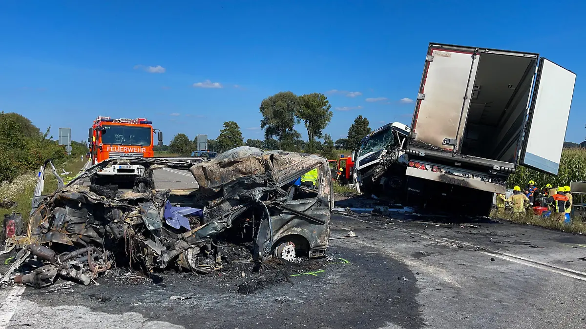 02.09.2021, Bayern, Schrobenhausen: Das ausgebrannte Wrack eines Fahrzeugs steht nach einem tödlichen Unfall auf der B300 bei Schrobenhausen. Nach der schweren Explosion in einem Einfamilienhaus im oberbayerischen Rohrbach an der Ilm (Landkreis Pfaffenhofen) prüft die Polizei einen Zusammenhang mit einem tödlichen Autounfall in der Region. Nach Angaben eines Polizeisprechers war der Halter des Autos in dem Haus gemeldet. Allerdings verbrannte die Leiche bei dem Unfall auf der B300 in Schrobenhausen am Donnerstagmittag bis zur Unkenntlichkeit, so dass die Ermittler noch nicht wissen, wer genau bei dem Autounfall starb. Zunächst berichtete der «Donaukurier» über diese Entwicklung. Foto: -/vifogra/dpa +++ dpa-Bildfunk +++