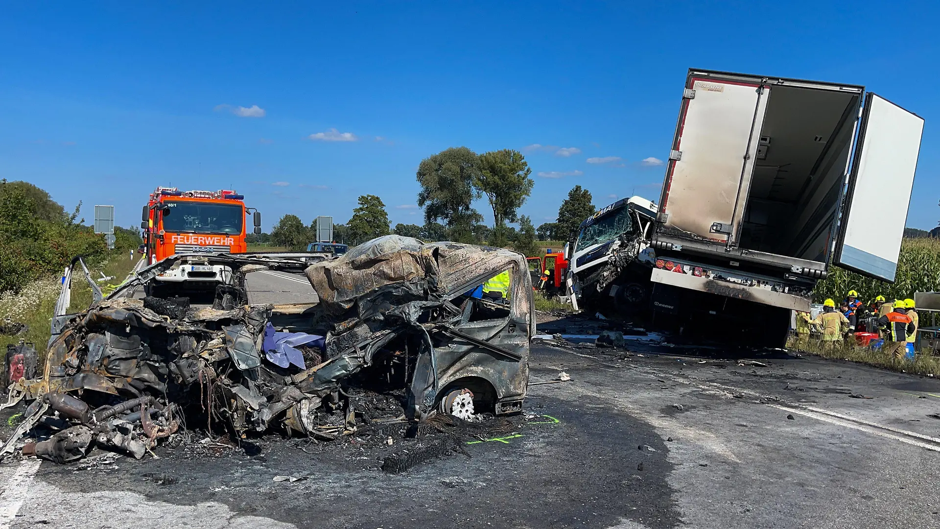 02.09.2021, Bayern, Schrobenhausen: Das ausgebrannte Wrack eines Fahrzeugs steht nach einem tödlichen Unfall auf der B300 bei Schrobenhausen. Nach der schweren Explosion in einem Einfamilienhaus im oberbayerischen Rohrbach an der Ilm (Landkreis Pfaffenhofen) prüft die Polizei einen Zusammenhang mit einem tödlichen Autounfall in der Region. Nach Angaben eines Polizeisprechers war der Halter des Autos in dem Haus gemeldet. Allerdings verbrannte die Leiche bei dem Unfall auf der B300 in Schrobenhausen am Donnerstagmittag bis zur Unkenntlichkeit, so dass die Ermittler noch nicht wissen, wer genau bei dem Autounfall starb. Zunächst berichtete der «Donaukurier» über diese Entwicklung. Foto: -/vifogra/dpa +++ dpa-Bildfunk +++