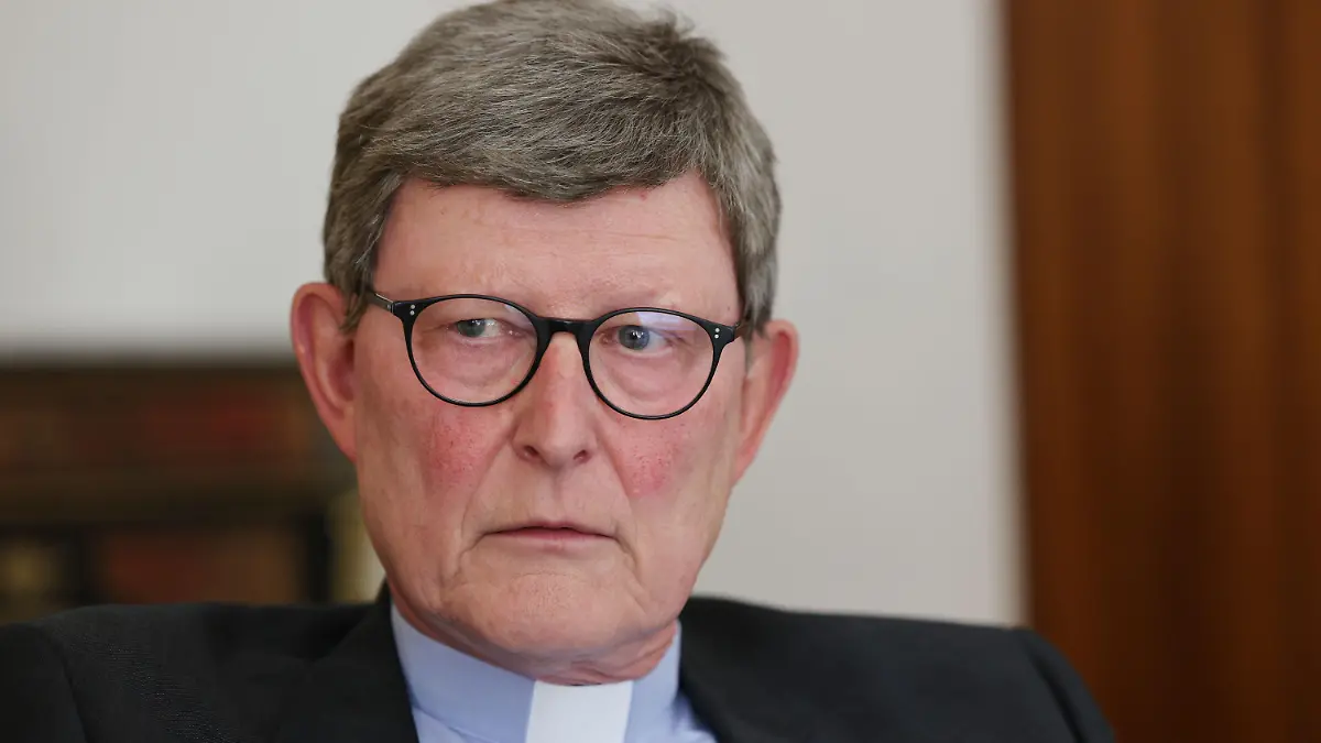 ARCHIV - 12.08.2021, Nordrhein-Westfalen, Köln: Kardinal Rainer Maria Woelki, Erzbischof von Köln, gibt im Erzbischöflichen Haus ein Interview.   (zu dpa "Ex-Justiziarin des Erzbistums Köln klagt gegen Kündigung") Foto: Oliver Berg/dpa +++ dpa-Bildfunk +++