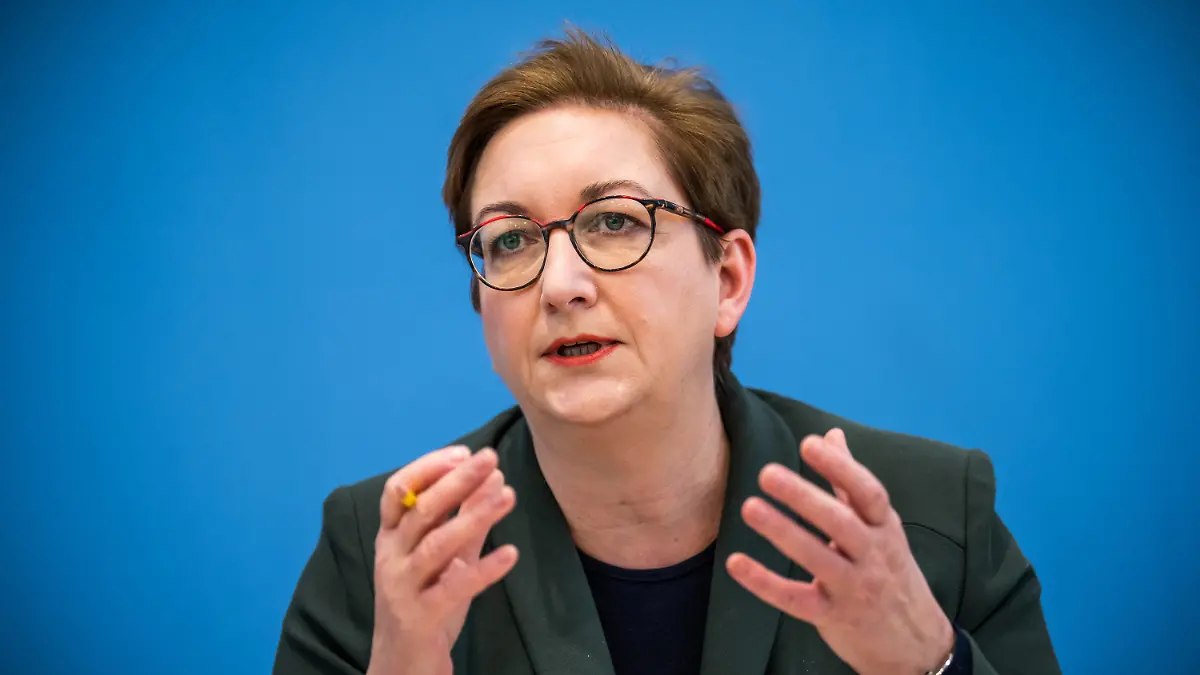 ARCHIV - 19.04.2023, Berlin: Klara Geywitz (SPD), Bundesministerin für Bau und Wohnen, nimmt an der Pressekonferenz zum Gebäudeenergiegesetz teil. (zu dpa «Dämmen nur die Dummen? Neuer Streit über energiesparsame Gebäude») Foto: Michael Kappeler/dpa +++ dpa-Bildfunk +++