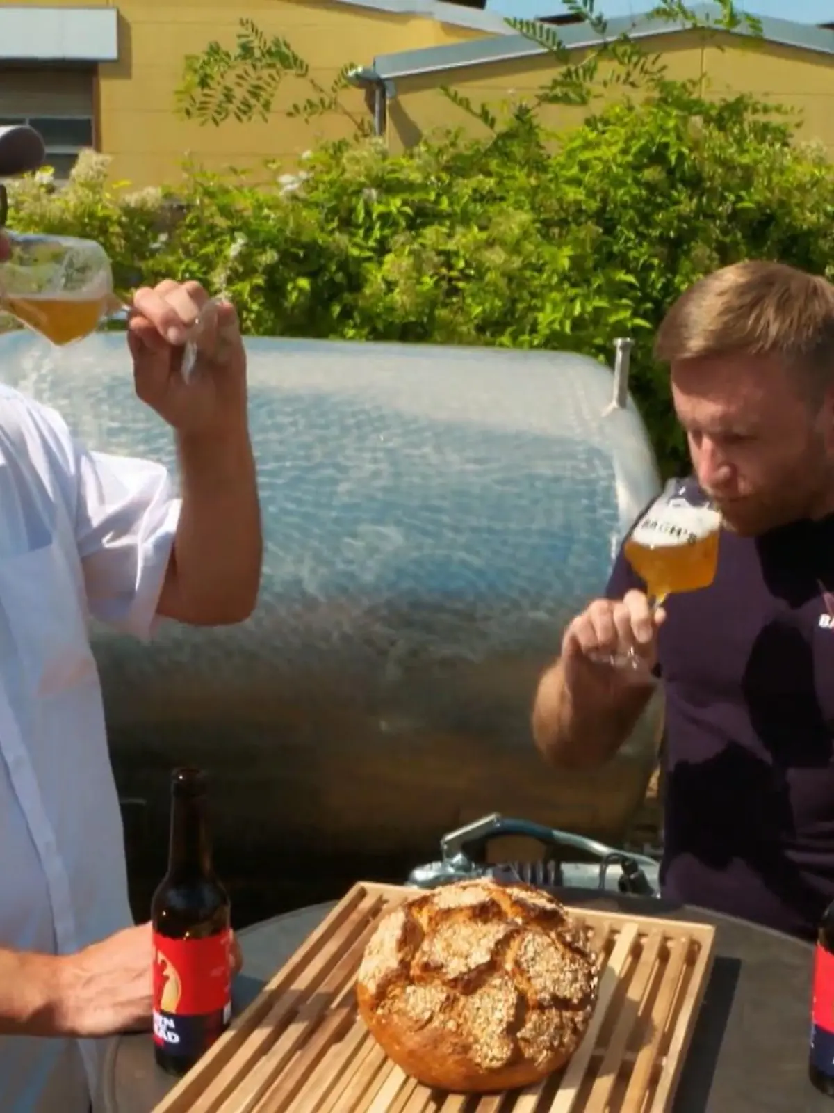 Bier trinken und dabei mehr oder weniger die Welt verbessern? Für viele Menschen dürfte es eigentlich kaum etwas Besseres geben! Etwas Ähnliches dürften sich auch ein Bäcker und ein Braumeister gedacht haben, als sie auf die Idee gekommen sind, trockene Brötchen in des Deutschen liebstes Kaltgetränk umzuwandeln. Ob das schmeckt?
