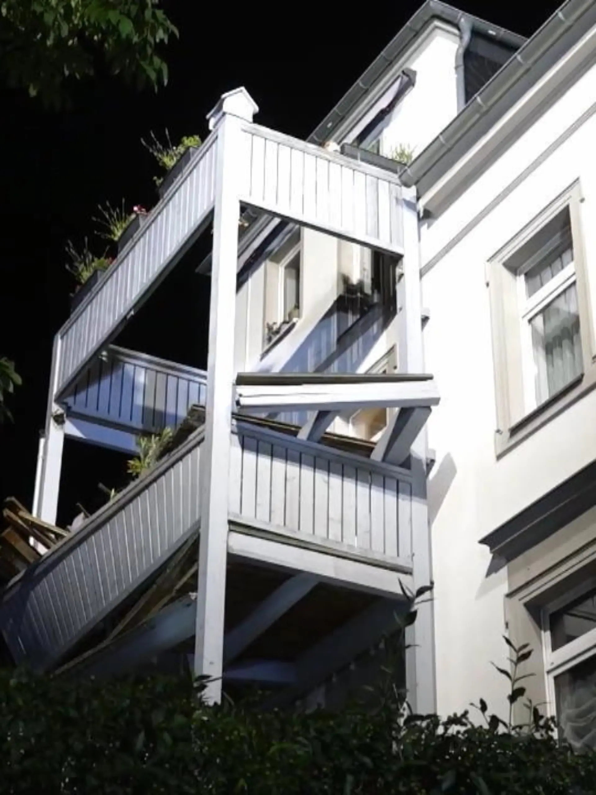 Elf Menschen feiern auf einem Balkon in Bautzen (Sachsen) eine Geburtstagsparty, als plötzlich der Holzboden nachgibt. Neun Gäste stürzen vom dritten Stock in die Tiefe. Ein 50-Jähriger wird schwer verletzt, die acht weiteren Personen leicht. Unter ihnen ist ein vierjähriger Junge.