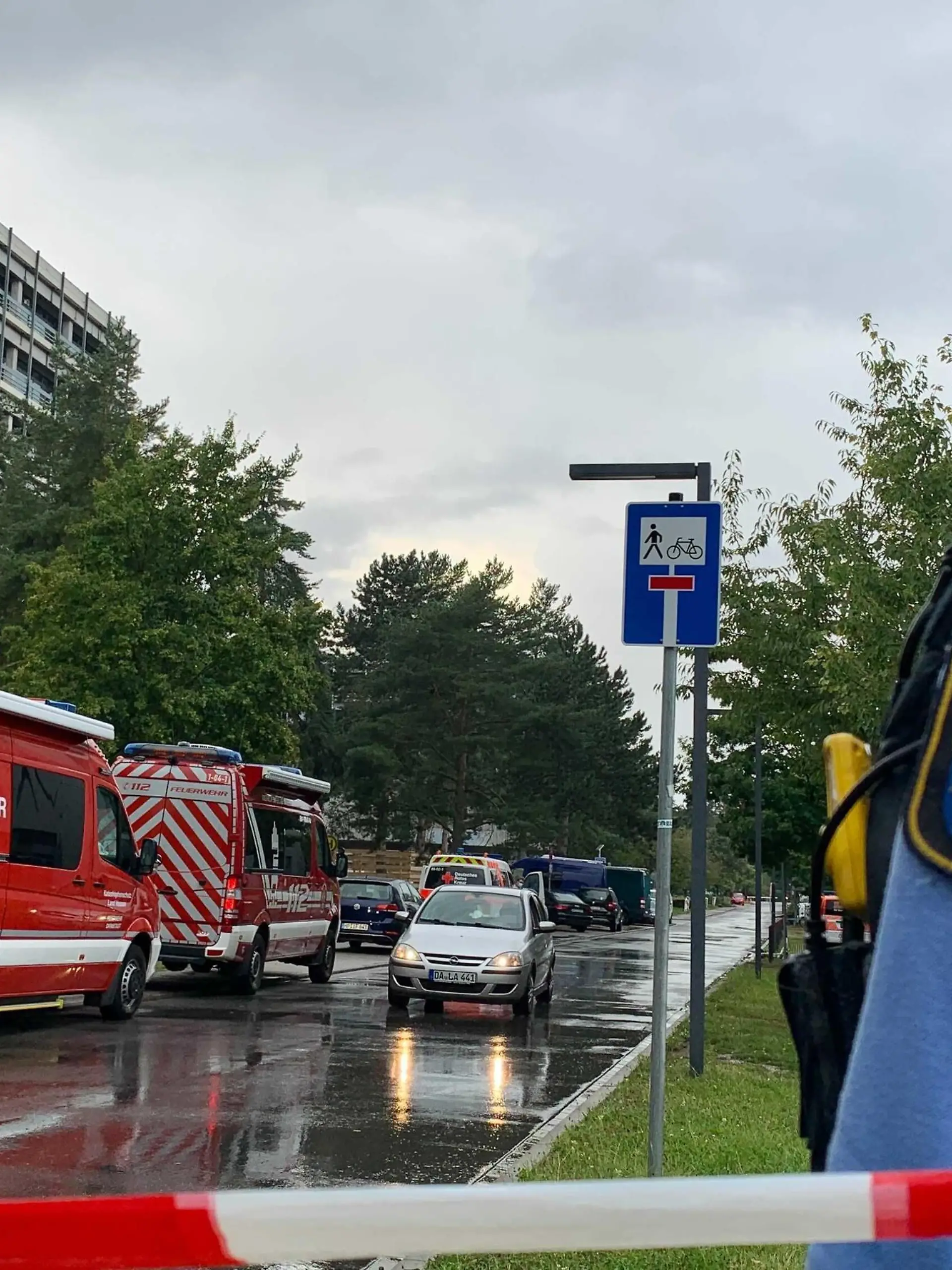 Hessen: Die Polizei sperrt ein Gebäude der TU Darmstadt ab, nachdem es dort Vergiftungsfälle gegeben hat
