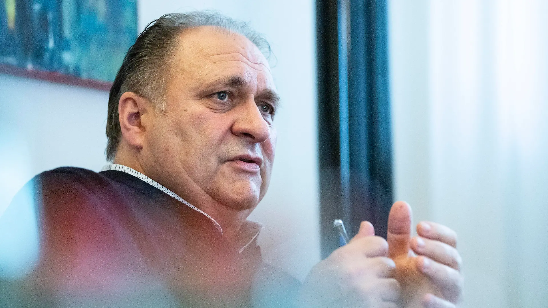 ARCHIV - 17.12.2019, Berlin: Hans Peter Wollseifer, Präsident des Zentralverbands des Deutschen Handwerks (ZDH), spricht bei einem Interviewtermin in seinem Büro mit der Deutschen Presse-Agentur. (Zu dpa «Kunden müssen noch länger auf Handwerker warten - Bauen wird teurer») Foto: Christoph Soeder/dpa +++ dpa-Bildfunk +++