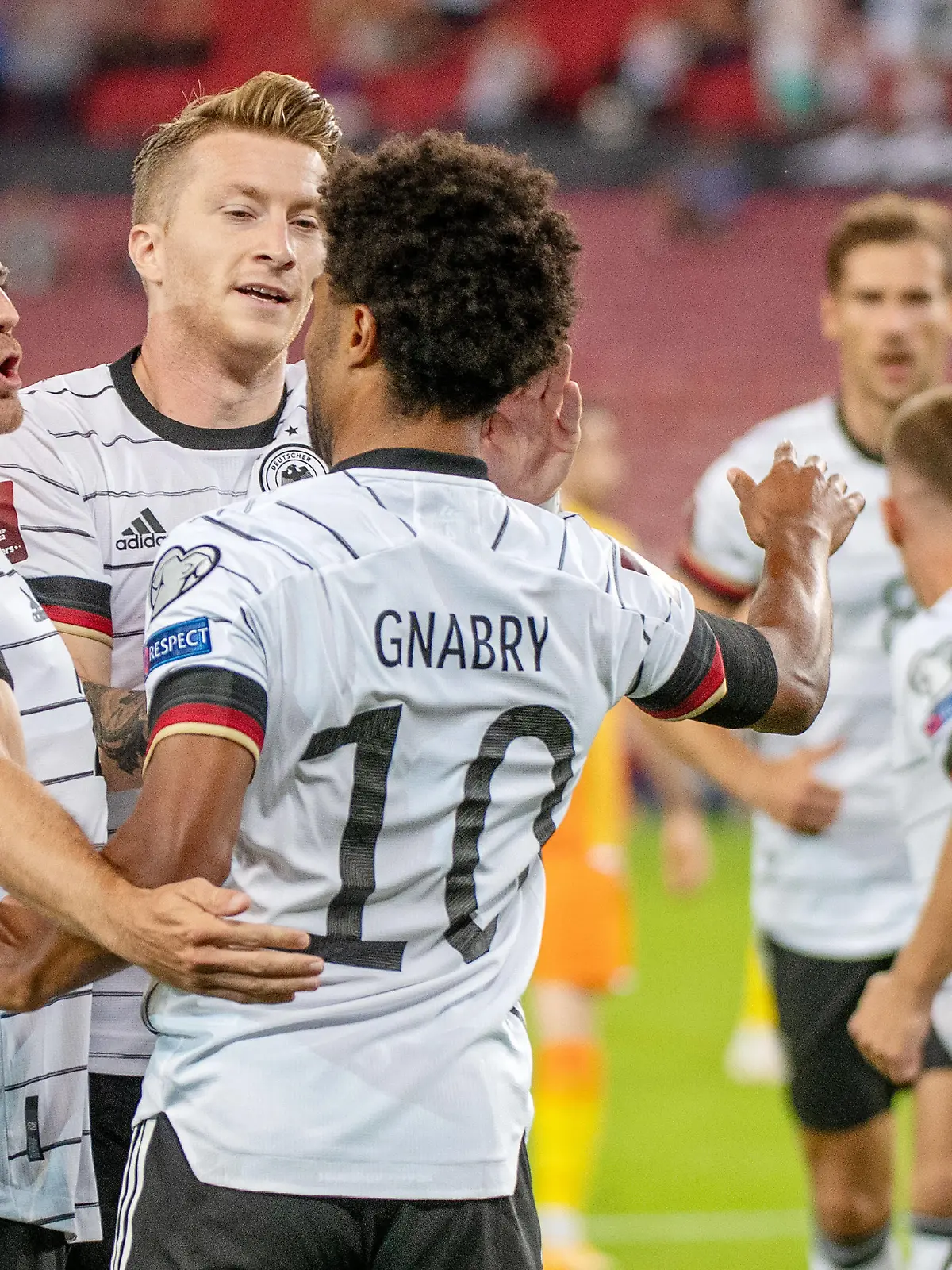  Torjubel des Torschützen Serge Gnabry GER, Jubel und Freude bei Jonas Hofmann und Marco Reus GER. Deutschland, Stuttgart, 05.09.2021, Fussball, Nationalmannschaft, WM Qualifikation: Deutschland vs Armenien, Saison 2021/2022, 5. Spieltag, Mercedes-Benz Arena Foto: A2 Bildagentur/Peter Hartenfelser *** Goalscorer Serge Gnabry GER , Jonas Hofmann and Marco Reus GER Germany, Stuttgart, 05 09 2021, football, national team, World Cup qualifier Germany vs Armenia, 2021 2022 season, matchday 5, Mercedes Benz Arena Foto A2 Bildagentur Peter Hartenfelser