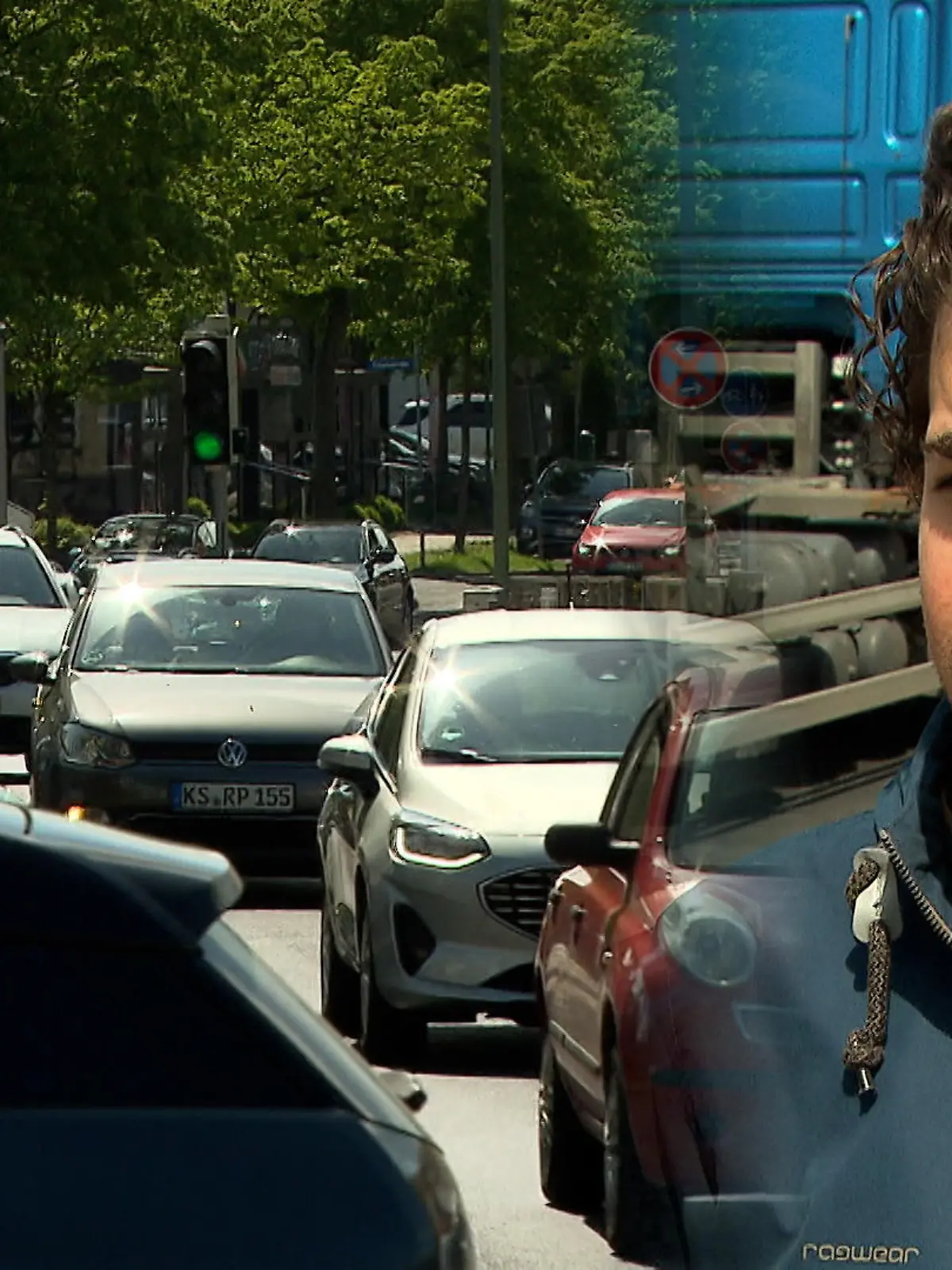 Für die Menschen im Umland wird der Umbau einer Autobahn zur Zerreißprobe – sie haben nun das Verkehrschaos direkt vor der Haustür! Autofahrer in Kassel müssen sich seit dem 2. Mai zwischen dem Autobahnkreuz Kassel-West und dem Autobahnkreuz Kassel-Mitte auf eine ungewöhnliche Verkehrsführung einstellen. Die A49, die die Autobahnkreuze Kassel-West und Kassel-Mitte verbindet, wird in mehreren Etappen auf jeweils drei Spuren in eine Richtung geöffnet, damit die andere Fahrtrichtung saniert werden kann.