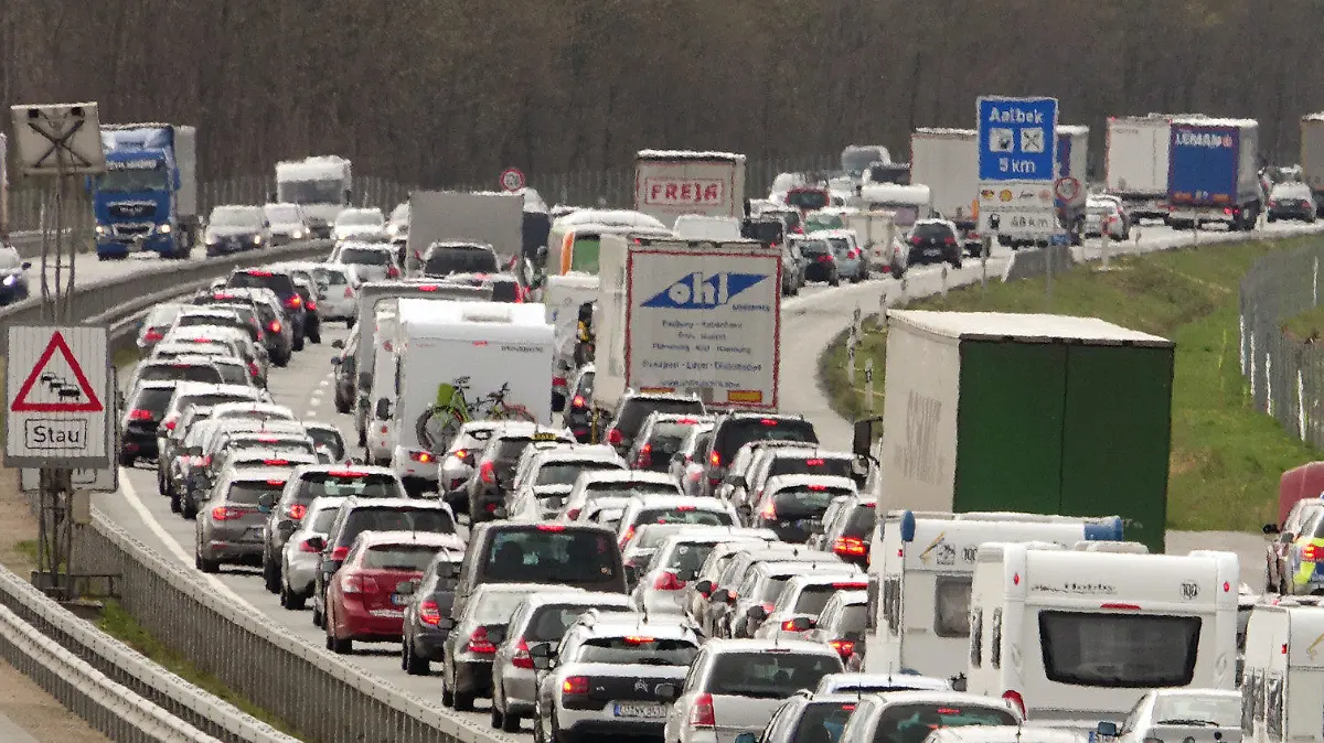 Autos stehen am 08.04.2017 auf der Autobahn A7 am Bordesholmer Dreieck/Neumünster in Richtung Hamburg im Stau. (zu dpa «Osterreiseverkehr sorgt für lange Staus im Norden») Foto: Danfoto/dpa +++(c) dpa - Bildfunk+++