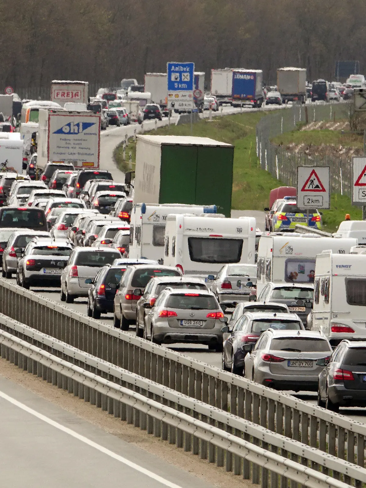 Autos stehen am 08.04.2017 auf der Autobahn A7 am Bordesholmer Dreieck/Neumünster in Richtung Hamburg im Stau. (zu dpa «Osterreiseverkehr sorgt für lange Staus im Norden») Foto: Danfoto/dpa +++(c) dpa - Bildfunk+++