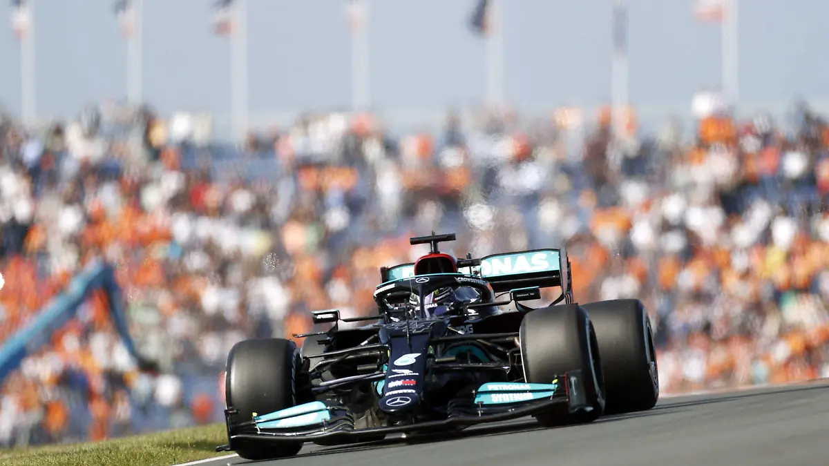 2021-09-03 11:44:20 ZANDVOORT - Lewis Hamilton (Mercedes) in Aktion während des ersten freien Trainings auf der Rennstrecke von Zandvoort. Zum ersten Mal seit 36 Jahren wird das Formel-1-Rennen Dutch Grand Prix Zandvoort auf dem Circuit Zandvoort ausgetragen. KOEN VAN WEEL