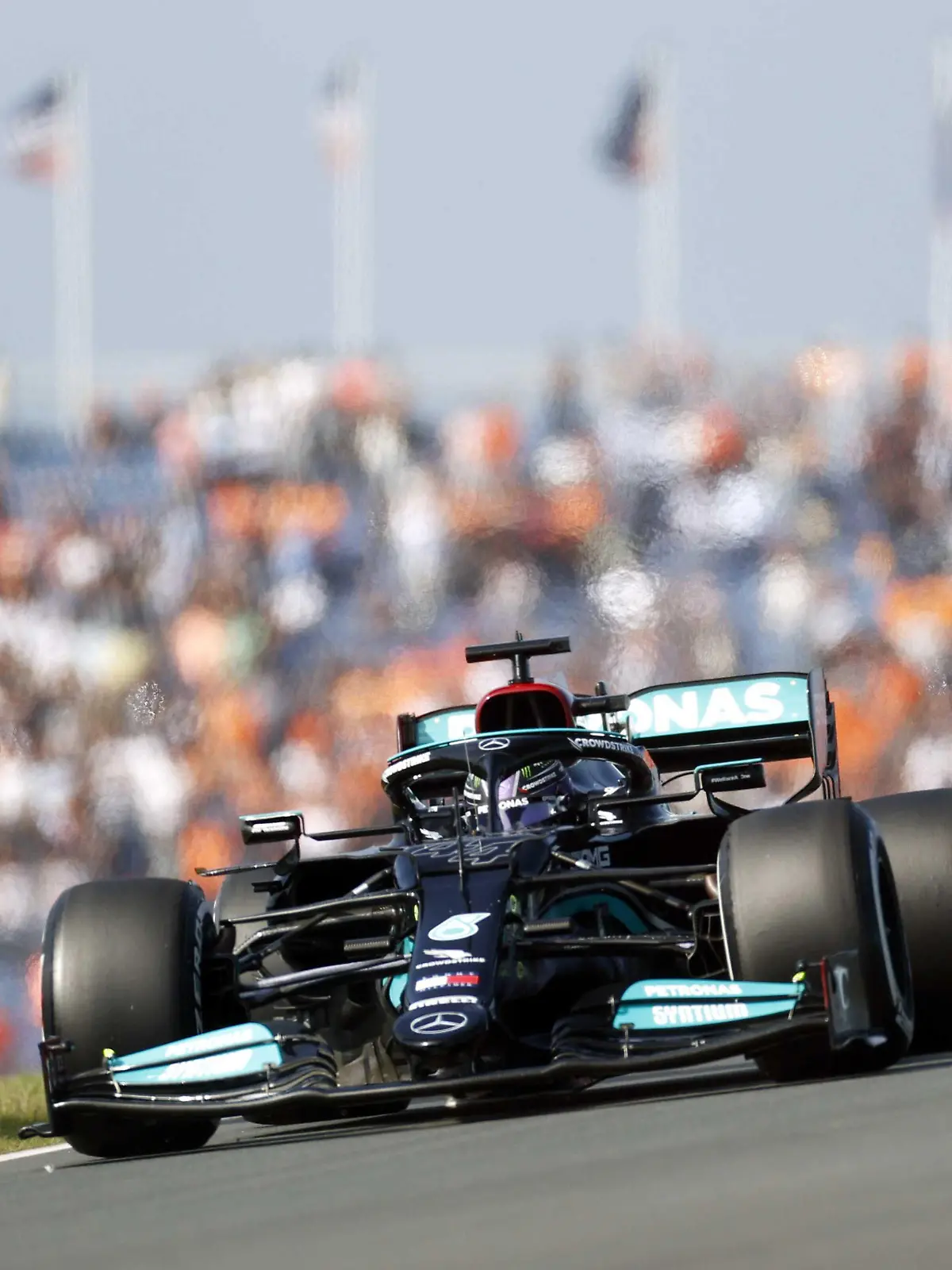 2021-09-03 11:44:20 ZANDVOORT - Lewis Hamilton (Mercedes) in Aktion während des ersten freien Trainings auf der Rennstrecke von Zandvoort. Zum ersten Mal seit 36 Jahren wird das Formel-1-Rennen Dutch Grand Prix Zandvoort auf dem Circuit Zandvoort ausgetragen. KOEN VAN WEEL