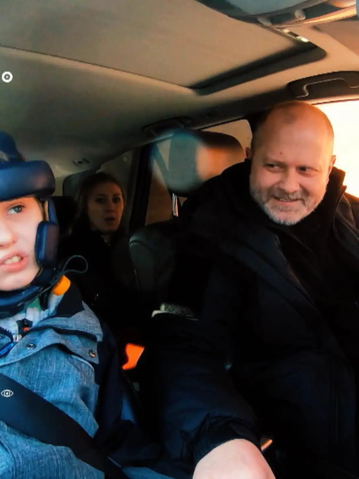 Es ist ein absoluter Schock für Vater Viktor: Sein autistischer Sohn Wladi bekommt keinen Platz in einem Heim! Wir haben schon öfter über die Familie berichtet. Beruhigen lässt Wladi sich nur im Auto. Vater Viktor ist deshalb bis zu 20 Stunden täglich mit ihm durch die Gegend gefahren. Nachdem die Situation sich verbessert hatte, kommt jetzt erneut eine Hiobsbotschaft. Was jetzt aus Wladi wird, sehen Sie im Video!