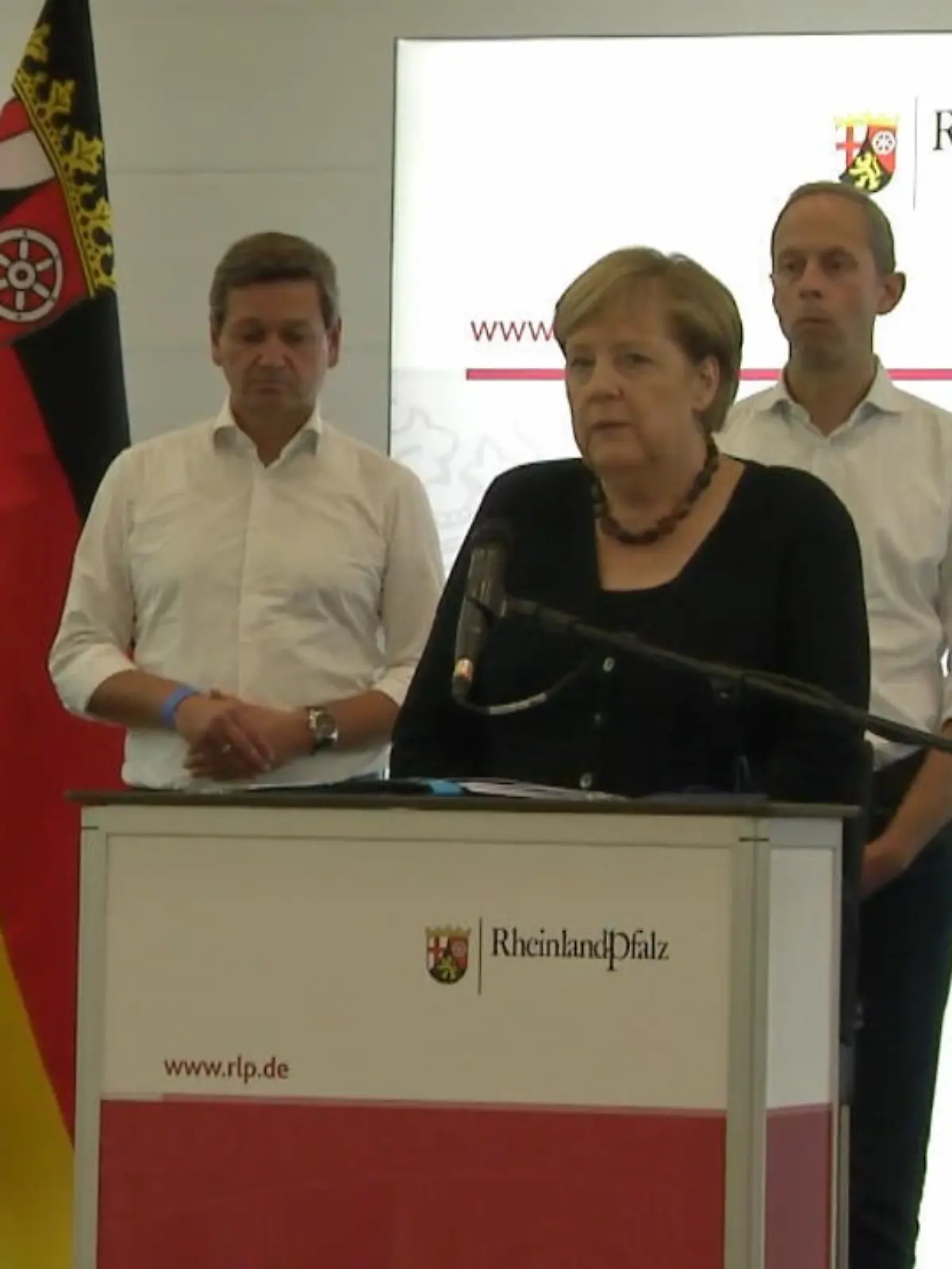 Bild zu: "Angela Merkel an Fluthelfer: „Ich möchte allen danken!“"