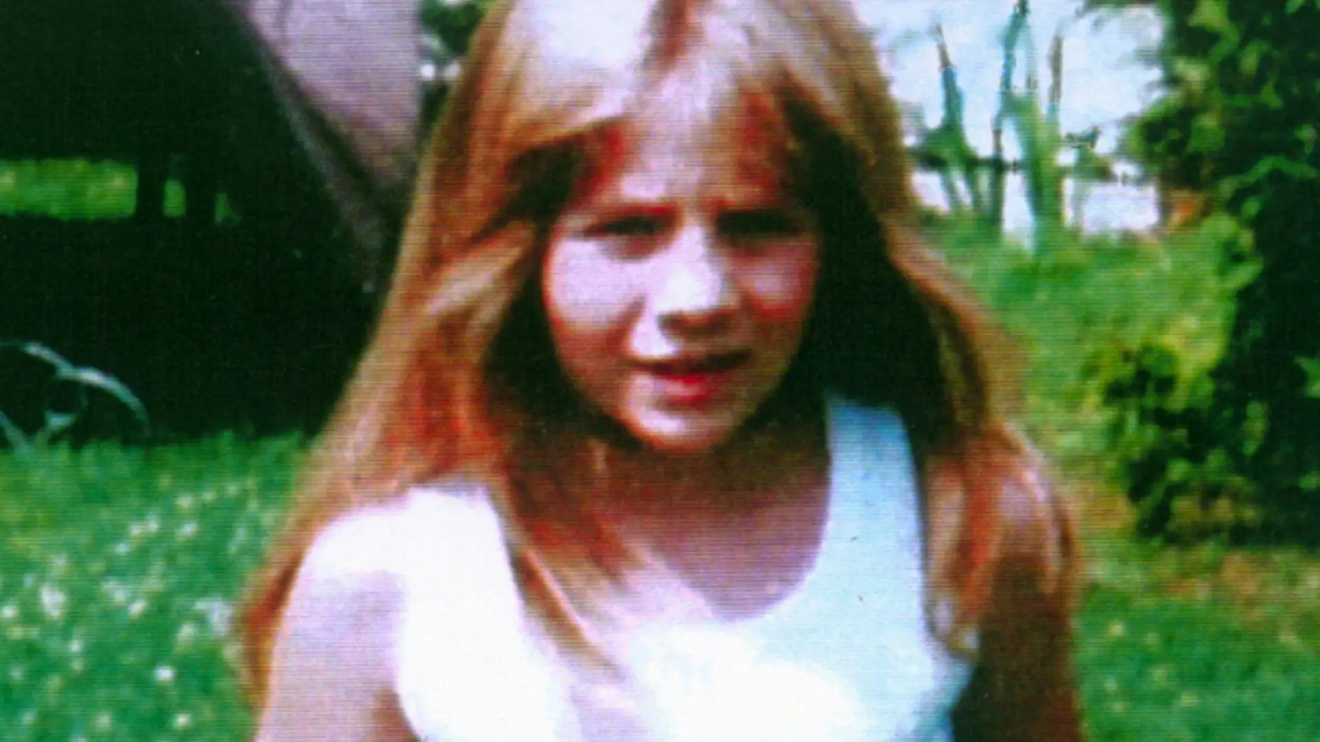 Die achtjährige Schülerin Johanna Bohnacker (undatiertes Polizeifoto) aus Hessen ist wahrscheinlich umgebracht worden. Spaziergänger entdeckten am 1.4.2000 an einem Waldweg nahe der Autobahn Frankfurt-Kassel Leichenteile. Sie gehören nach Angaben der Polizei offenbar zu dem kleinen Mädchen. Eine Erbgut-Analyse in der kommenden Woche soll nun letzte Gewissheit geben. Knochen und Kleidungsstücke des Mädchens wurden in dem Waldstück weit verstreut entdeckt. Möglicherweise hatten sich Wildschweine an ihnen zu schaffen gemacht. Die Eltern haben die Jeans und das T-Shirt des Mädchens aus Ranstadt-Bobenhausen als die Kleidung ihrer Tochter identifiziert. Sie hatten die Hoffnung seit dem Verschwinden ihrer Tochter bis zuletzt nicht aufgegeben. | Verwendung weltweit
