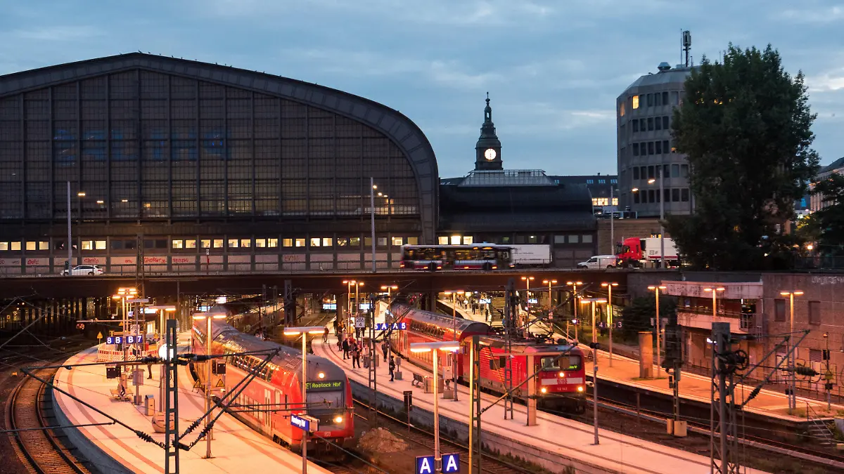 25.08.2021, Hamburg: Züge stehen am Morgen im Hauptbahnhof. Die Gewerkschaft der Lokführer (GDL) hat ihren Streik beendet. Foto: Daniel Bockwoldt/dpa +++ dpa-Bildfunk +++