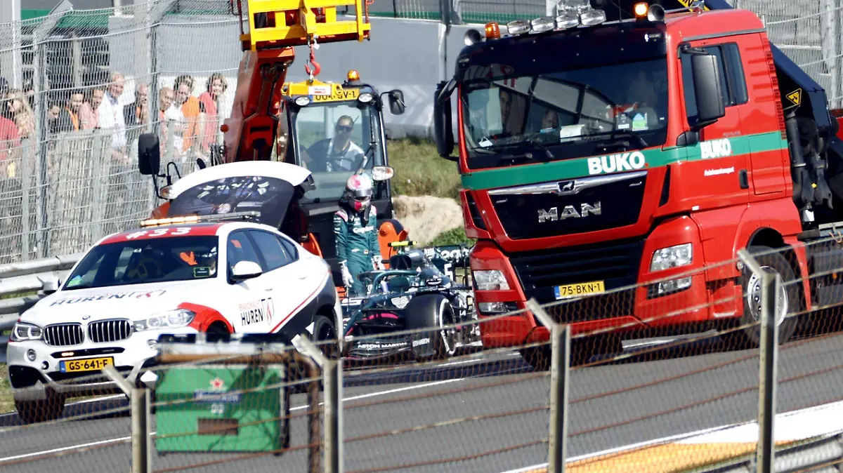 2021-09-03 11:55:41 ZANDVOORT - Sebastian Vettel (Aston Martin) stürzte während des ersten freien Trainings auf der Rennstrecke von Zandvoort. Zum ersten Mal seit 36 Jahren wird das Formel-1-Rennen Dutch Grand Prix Zandvoort auf dem Circuit Zandvoort ausgetragen. KOEN VAN WEEL