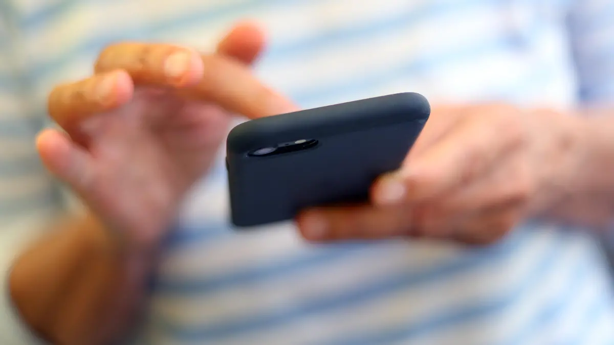 Eine Frau tippt auf einem Smartphone eine WhatsApp Nachricht. Sprachnachrichten sorgen dagegen bei manchen Empfängern für Frust. Andere freuen sich über die persönliche Botschaft. (zu dpa "Nicht noch eine Sprachnachricht?")