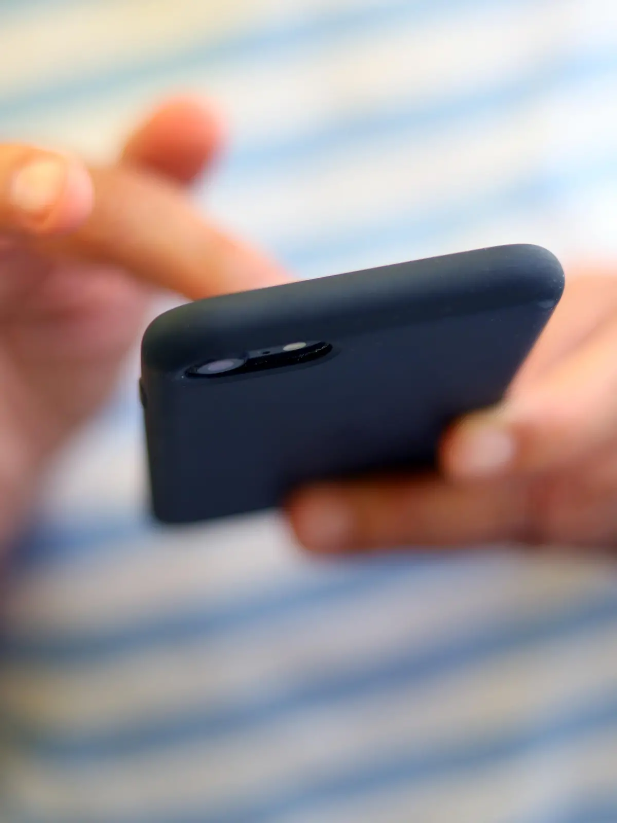 Eine Frau tippt auf einem Smartphone eine WhatsApp Nachricht. Sprachnachrichten sorgen dagegen bei manchen Empfängern für Frust. Andere freuen sich über die persönliche Botschaft. (zu dpa "Nicht noch eine Sprachnachricht?")