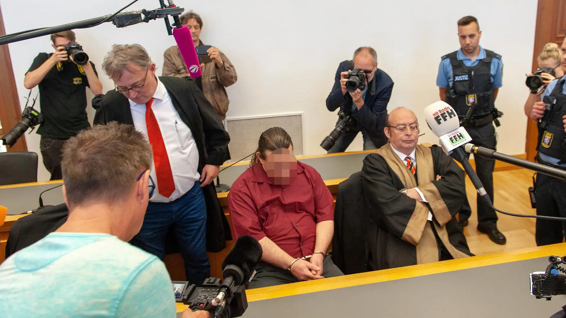 der Angeklagte Rick J. mit seinen Verteidigern Mordprozess im Fall Johanna Bohnacker  