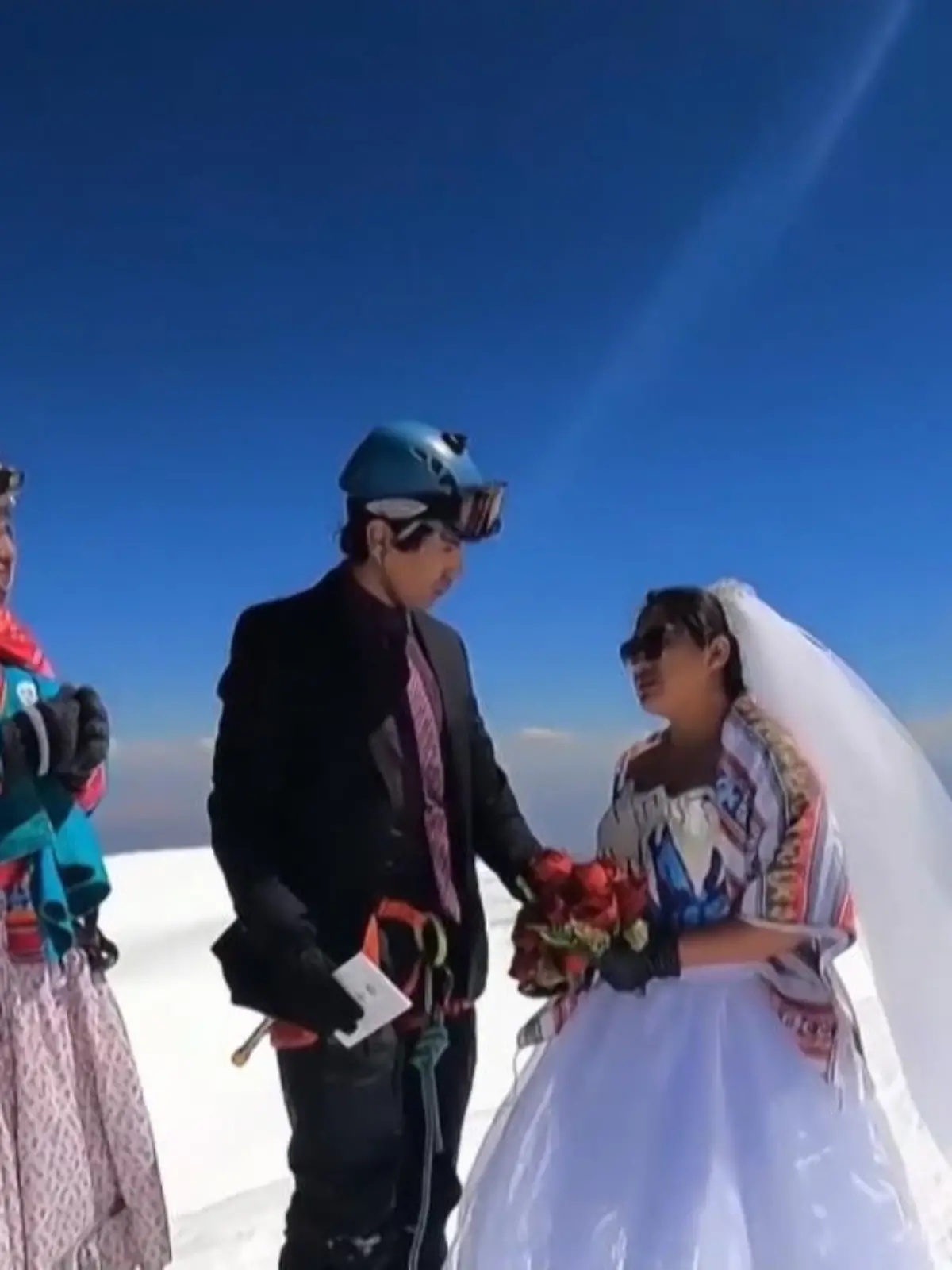 Bild zu: "Paar heiratet auf 6439 Meter Höhe"