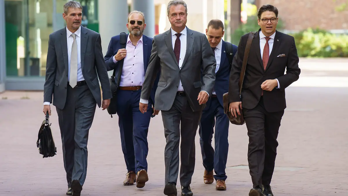 Der Vorsitzende der Lokführergewerkschaft GDL, Claus Weselsky (M), kommt mit seinen Mitarbeitern zur Berufungsverhandlung vor dem Hessischen Landesarbeitsgericht an. Links geht Thomas Gelling und rechts Lars Jedinat, beide von der Tarifabteilung der GDL. Die Deutsche Bahn war am Abend zuvor mit dem Versuch gescheitert, den bundesweiten Streik der Lokführer vor dem Arbeitsgericht Frankfurt zu stoppen.