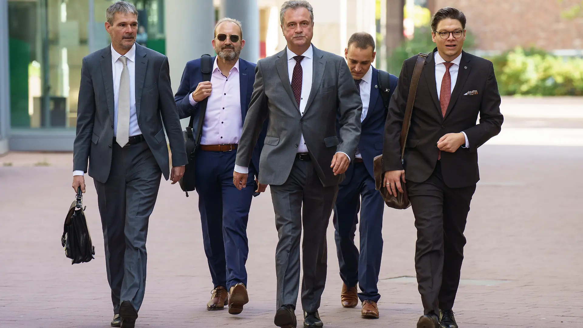 Der Vorsitzende der Lokführergewerkschaft GDL, Claus Weselsky (M), kommt mit seinen Mitarbeitern zur Berufungsverhandlung vor dem Hessischen Landesarbeitsgericht an. Links geht Thomas Gelling und rechts Lars Jedinat, beide von der Tarifabteilung der GDL. Die Deutsche Bahn war am Abend zuvor mit dem Versuch gescheitert, den bundesweiten Streik der Lokführer vor dem Arbeitsgericht Frankfurt zu stoppen.
