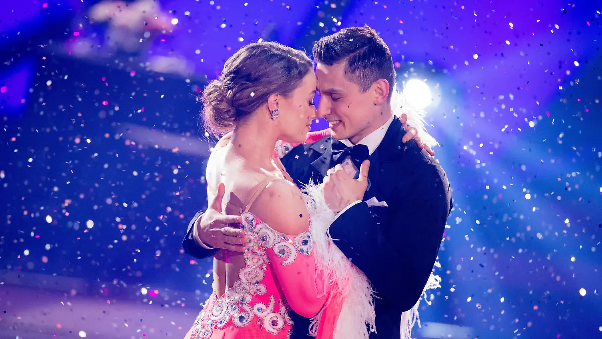 12.05.2023, Nordrhein-Westfalen, Köln: Julia Beautx (bürgerlich Julia Willecke), Youtuberin und Schauspielerin, und Zsolt Sandor Cseke, Profitänzer, tanzen in der RTL-Tanzshow "Let's Dance" im Coloneum. Foto: Rolf Vennenbernd/dpa +++ dpa-Bildfunk +++