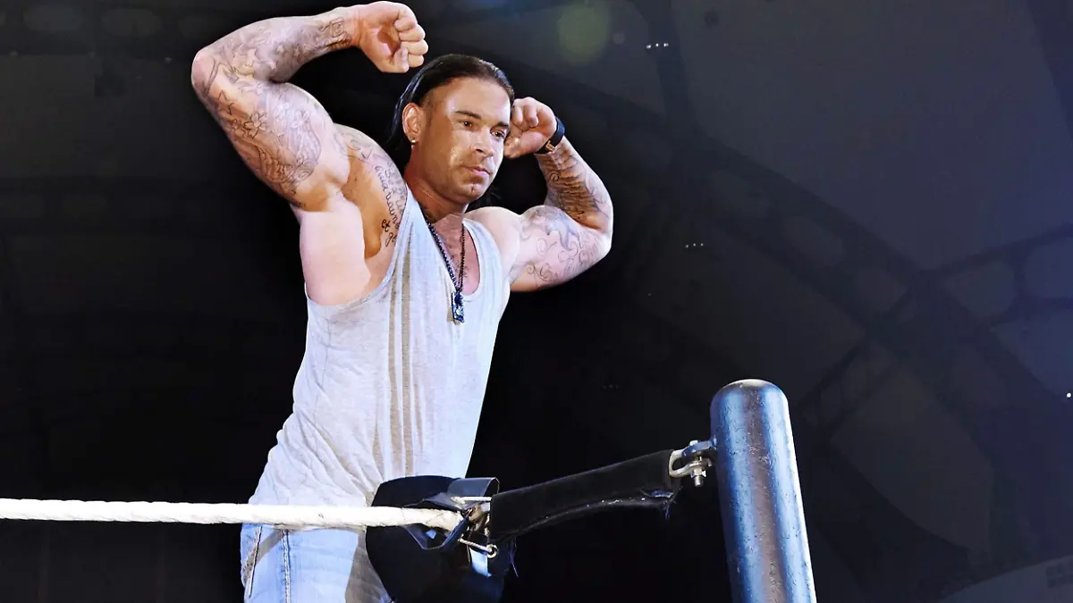 epa04492114 A handout picture provided by WWE of former german national goal keeper Tim Wiese posing during a wrestling event in Frankfurt/Main, Germany, 15 November 2014. EPA/Affonso Gavinha / WWE / HO (ATTENTION: IMAGE FOR EDITORIAL USE ONLY BY MENTIONTIONING THE SOURCE: Affonso Gavinha/WWE) EDITORIAL USE ONLY HANDOUT +++(c) dpa - Bildfunk+++