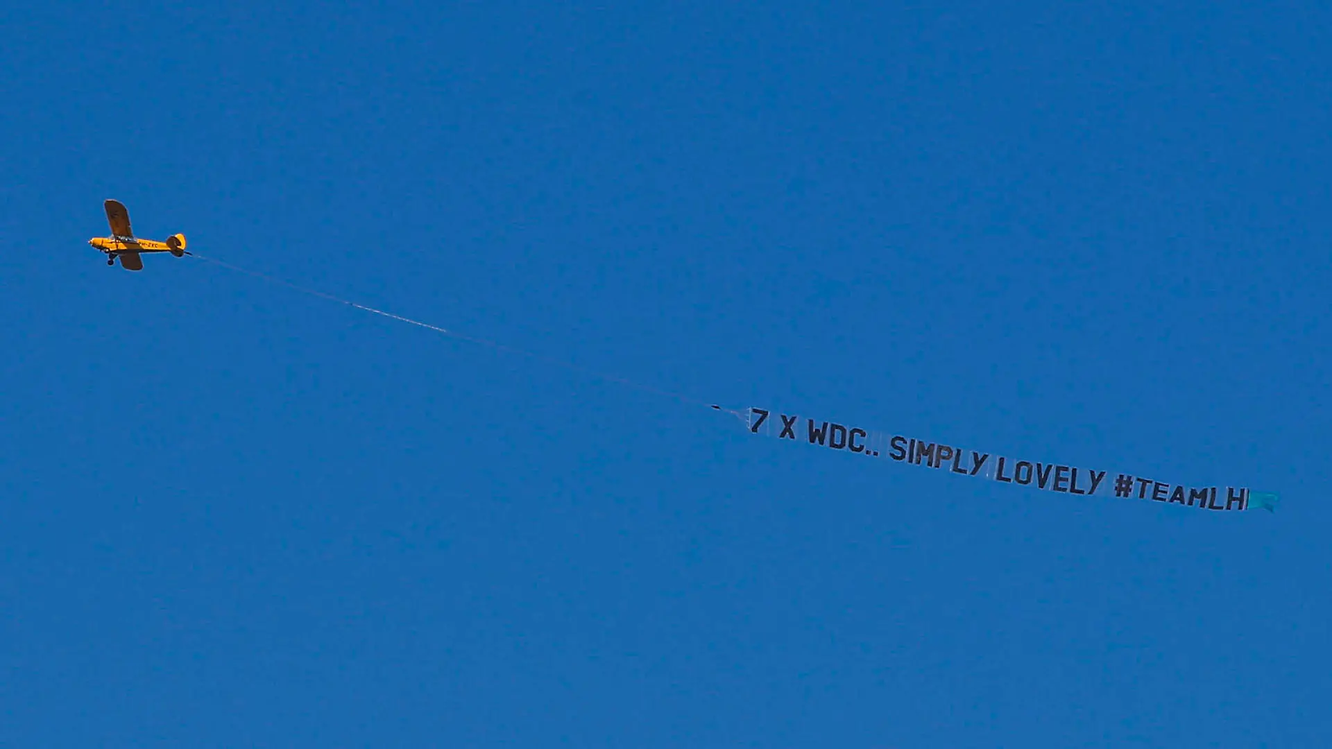 Formula 1 2021: Dutch GP CIRCUIT ZANDVOORT, NETHERLANDS - SEPTEMBER 03: A Piper J3 Cub banner towing aircraft tows a message for Sir Lewis Hamilton, Mercedes during the Dutch GP at Circuit Zandvoort on Friday September 03, 2021 in North Holland, Netherlands. Photo by Zak Mauger / LAT Images Images PUBLICATIONxINxGERxSUIxAUTxHUNxONLY GP2113_101948_56I1012