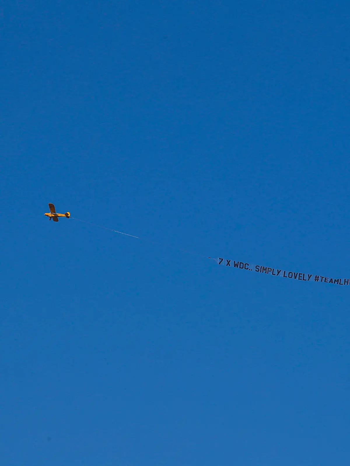 Formula 1 2021: Dutch GP CIRCUIT ZANDVOORT, NETHERLANDS - SEPTEMBER 03: A Piper J3 Cub banner towing aircraft tows a message for Sir Lewis Hamilton, Mercedes during the Dutch GP at Circuit Zandvoort on Friday September 03, 2021 in North Holland, Netherlands. Photo by Zak Mauger / LAT Images Images PUBLICATIONxINxGERxSUIxAUTxHUNxONLY GP2113_101948_56I1012 