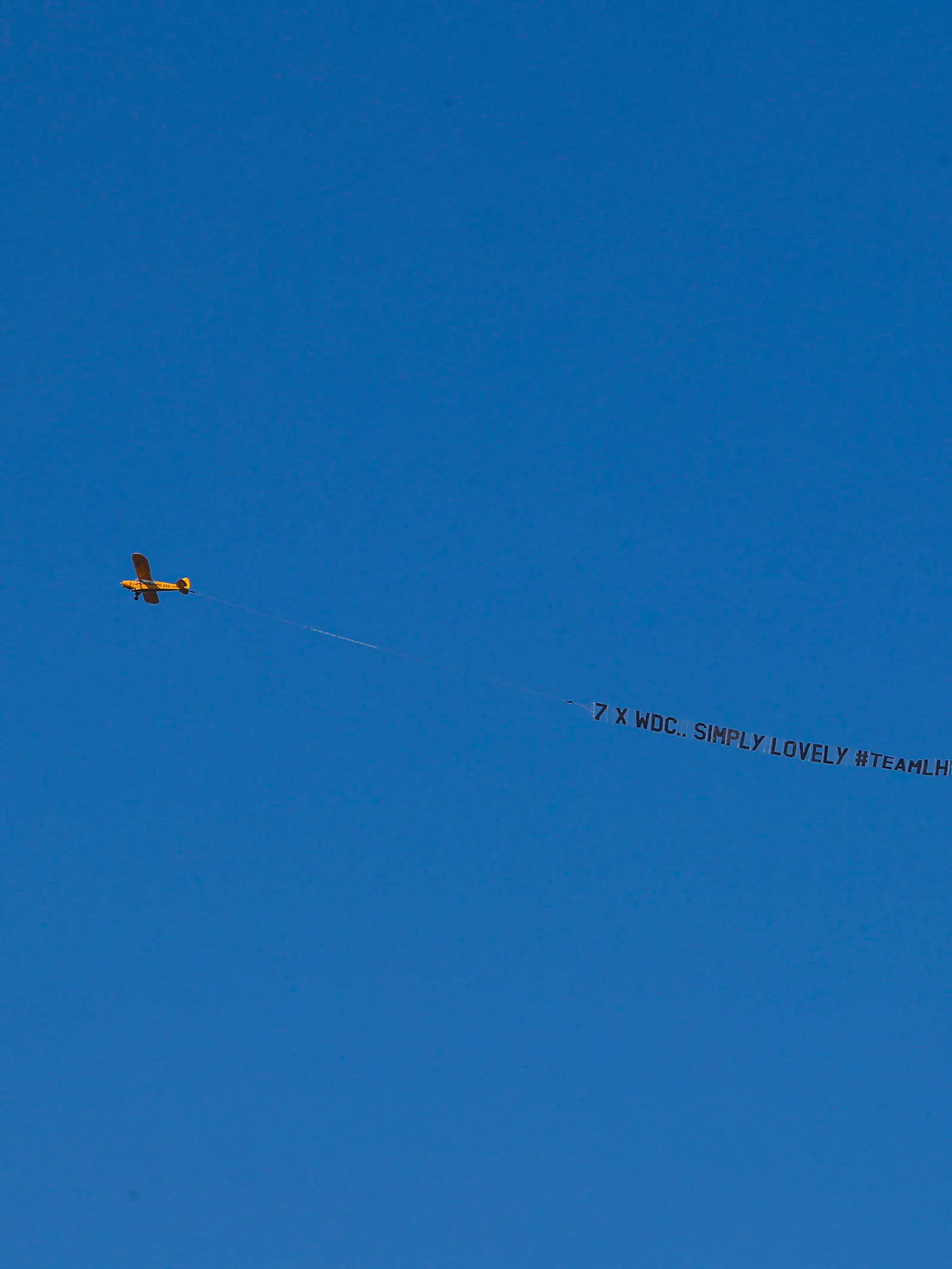 Formula 1 2021: Dutch GP CIRCUIT ZANDVOORT, NETHERLANDS - SEPTEMBER 03: A Piper J3 Cub banner towing aircraft tows a message for Sir Lewis Hamilton, Mercedes during the Dutch GP at Circuit Zandvoort on Friday September 03, 2021 in North Holland, Netherlands. Photo by Zak Mauger / LAT Images Images PUBLICATIONxINxGERxSUIxAUTxHUNxONLY GP2113_101948_56I1012 