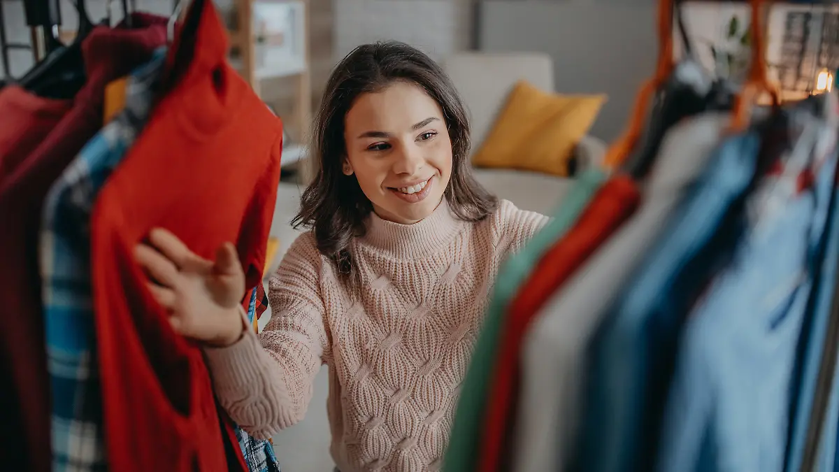 Junge Frau wählt Kleider aus