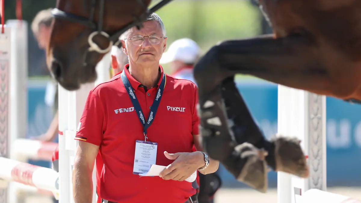 03.09.2021, Nordrhein-Westfalen, Riesenbeck: Pferdesport: Europameisterschaft, Springen. Otto Becker, Bundestrainer der deutschen Springreiter, steht auf einem Trainingsplatz neben einem Hindernis. Foto: Friso Gentsch/dpa +++ dpa-Bildfunk +++
