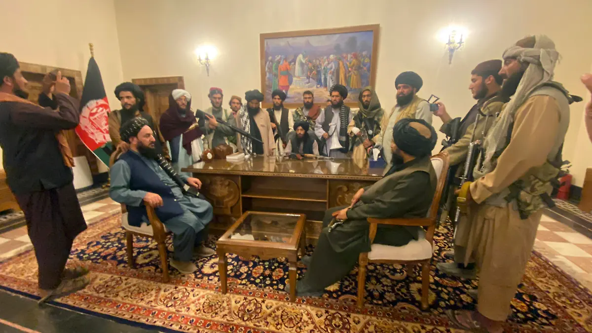 Taliban fighters take control of Afghan presidential palace after the Afghan President Ashraf Ghani fled the country, in Kabul, Afghanistan, Sunday, Aug. 15, 2021. (AP Photo/Zabi Karimi)