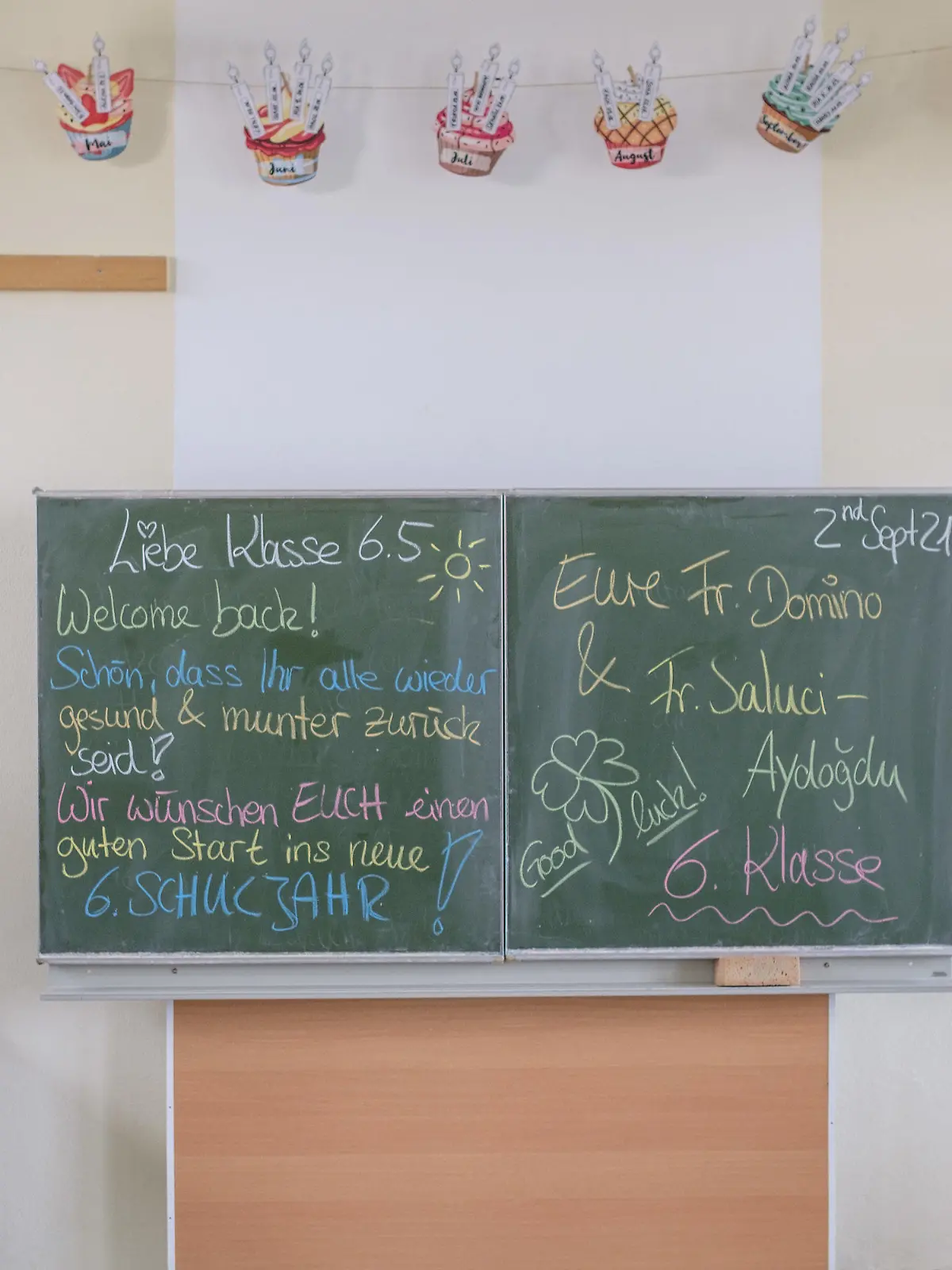 01.09.2021, Niedersachsen, Hildesheim: Auf der Tafel im Klassenraum der Robert Bosch Gesamtschule Hildesheim werden die Schüler der sechsten Klasse willkommen geheißen. Vor dem Schulstart am Donnerstag,02.09.2021 hat Niedersachsens Kultusminister Schüler und Eltern dazu ermuntert, zuversichtlich ins neue Schuljahr zu gehen. Foto: Ole Spata/dpa +++ dpa-Bildfunk +++