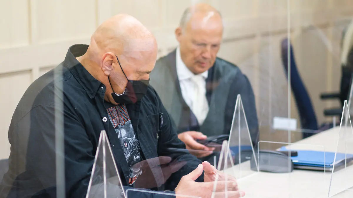 02.09.2021, Niedersachsen, Hannover: Der Angeklagte Ex-Rockerboss Frank Hanebuth sitzt im Gerichtsaal im Amtsgericht Hannover. Im Prozess geht es um gefährliche Körperverletzung im Zusammenhang mit einer Schlägerei im Oktober 2020 - damals wurde in Hannovers Rotlichtviertel ein 37-Jähriger verprügelt. Das Amtsgericht Hannover erließ daraufhin auf Antrag der Staatsanwaltschaft einen Strafbefehl über sechs Monate Haft auf Bewährung gegen den Ex-Hells-Angels-Chef Hanebuth. Dieser legte dagegen Einspruch ein. Foto: Ole Spata/dpa +++ dpa-Bildfunk +++