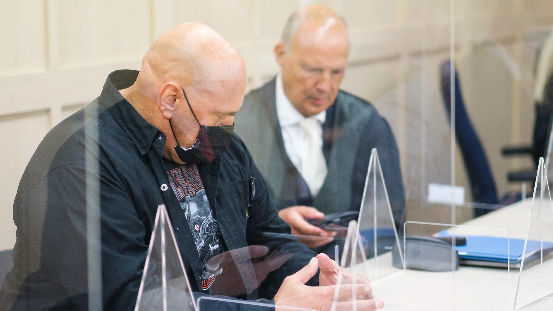 02.09.2021, Niedersachsen, Hannover: Der Angeklagte Ex-Rockerboss Frank Hanebuth sitzt im Gerichtsaal im Amtsgericht Hannover. Im Prozess geht es um gefährliche Körperverletzung im Zusammenhang mit einer Schlägerei im Oktober 2020 - damals wurde in Hannovers Rotlichtviertel ein 37-Jähriger verprügelt. Das Amtsgericht Hannover erließ daraufhin auf Antrag der Staatsanwaltschaft einen Strafbefehl über sechs Monate Haft auf Bewährung gegen den Ex-Hells-Angels-Chef Hanebuth. Dieser legte dagegen Einspruch ein. Foto: Ole Spata/dpa +++ dpa-Bildfunk +++